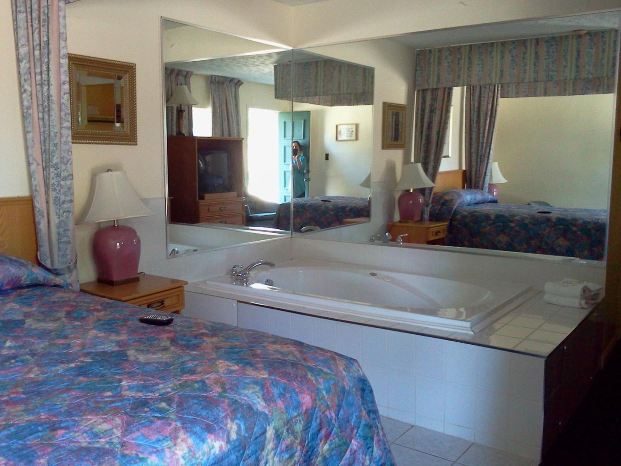 Queen Suite with Spa Bath - Photo 2