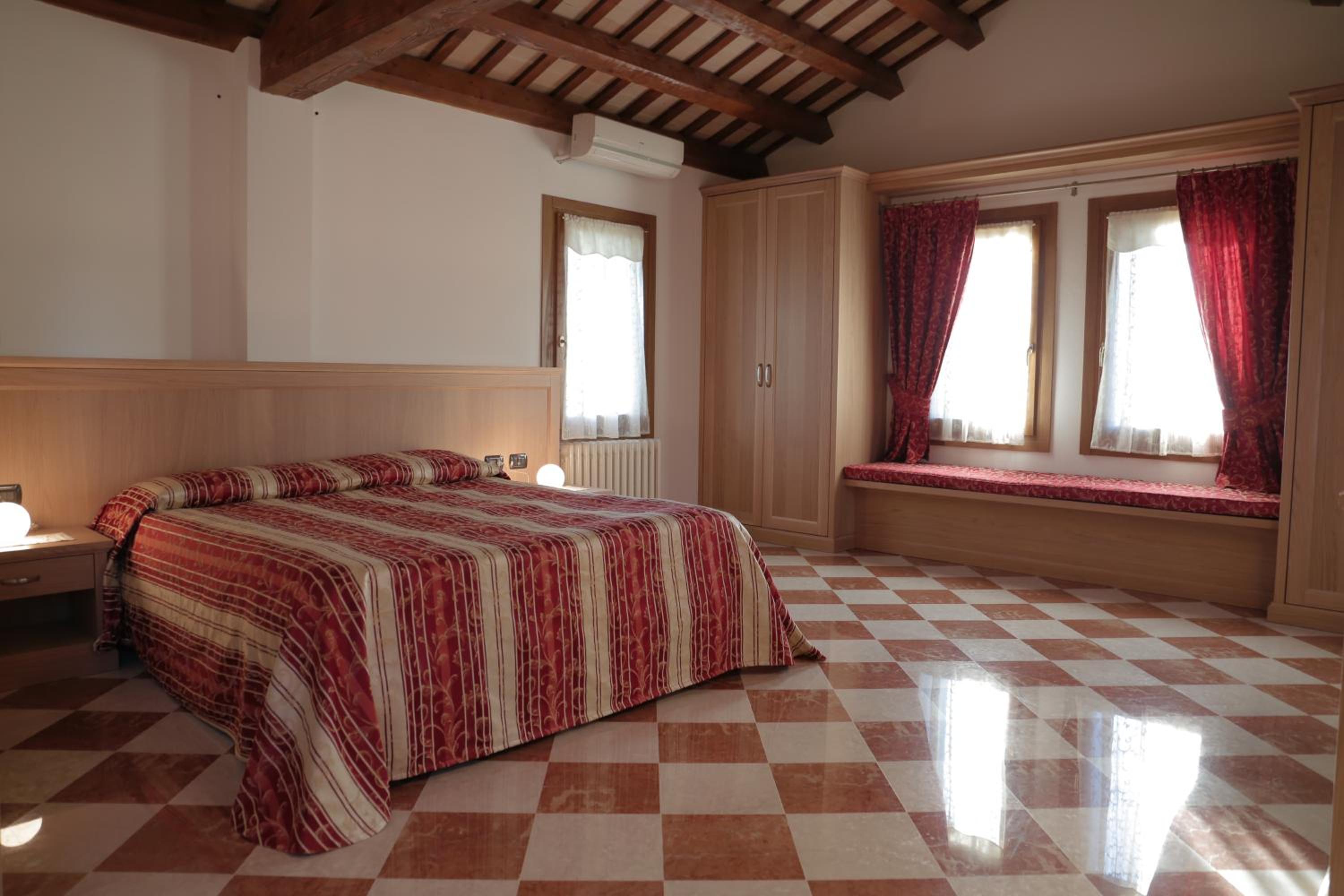 Deluxe Double or Twin Room photo 1