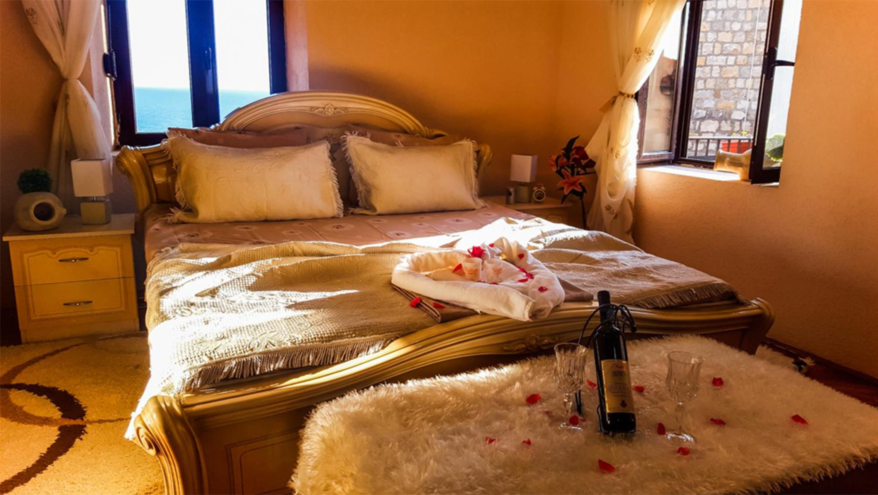 Deluxe Queen Room with Hot Tub