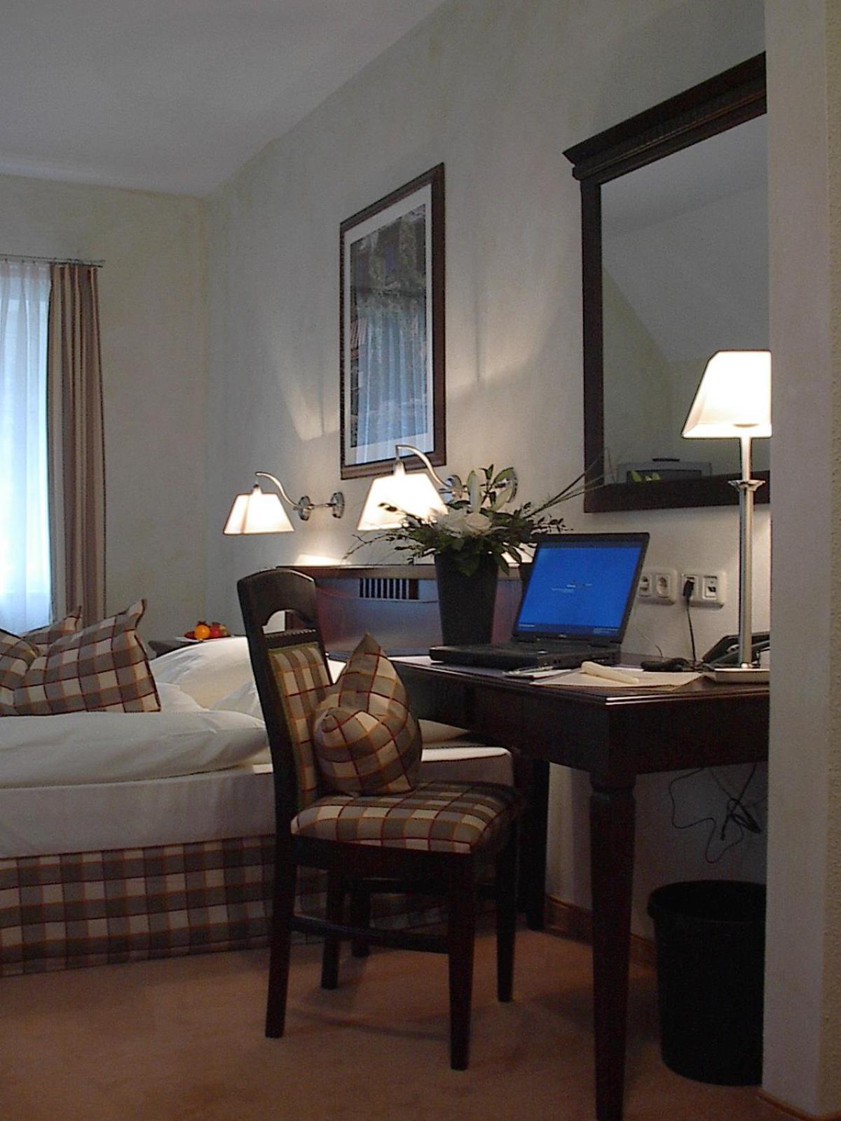 Deluxe Double Room with Shower - Photo 5