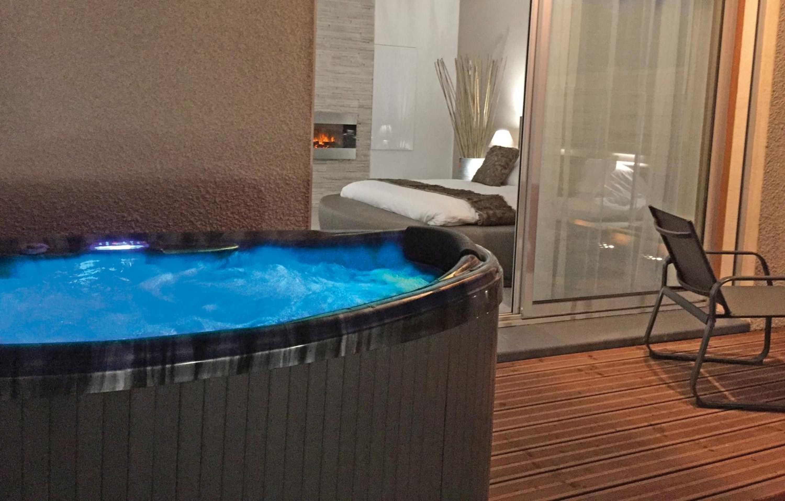 Superior Loft with Outdoor Jacuzzi (heated all year) - Photo 1