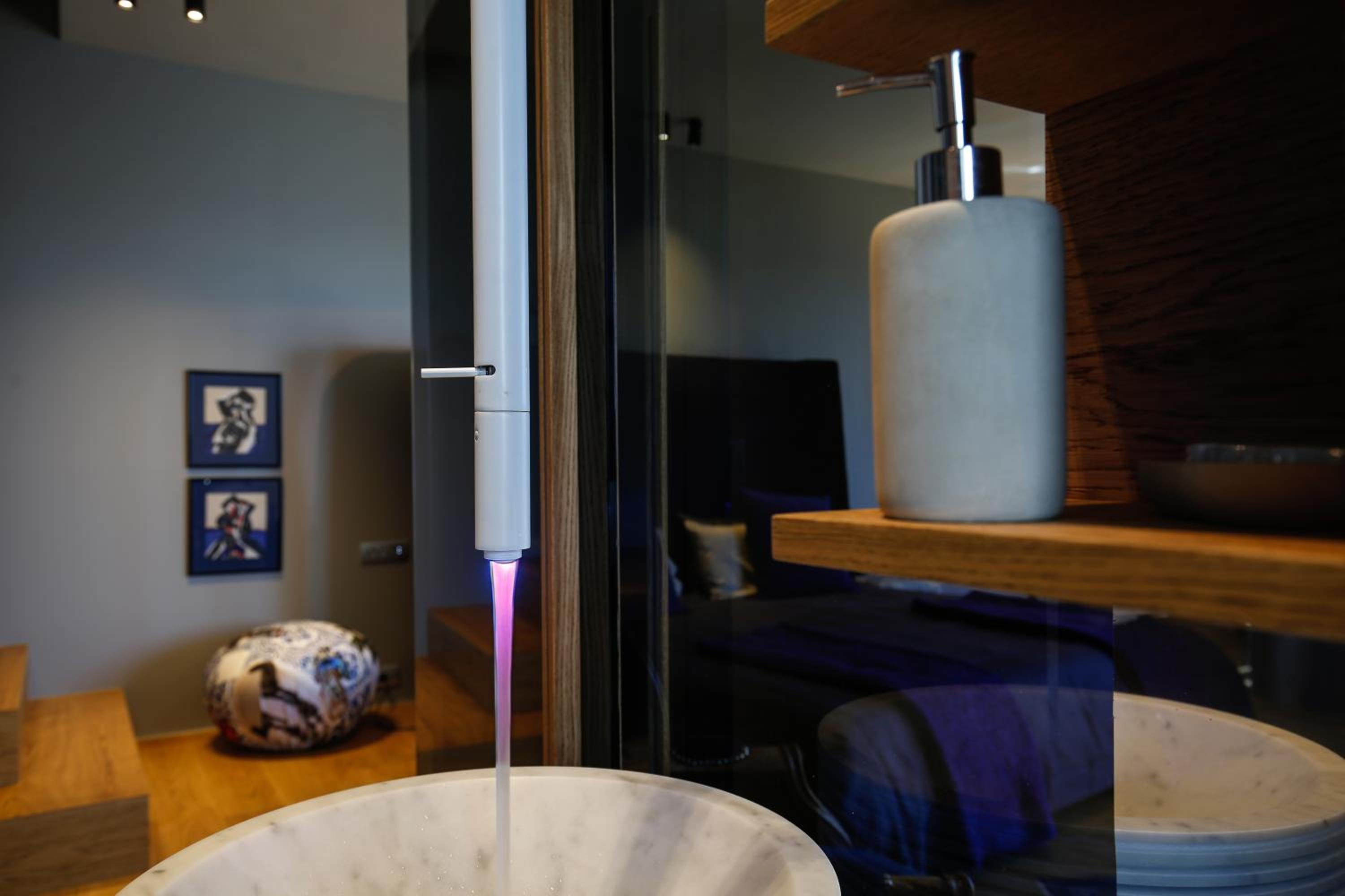 Deluxe Suite with Sea View - Photo 8