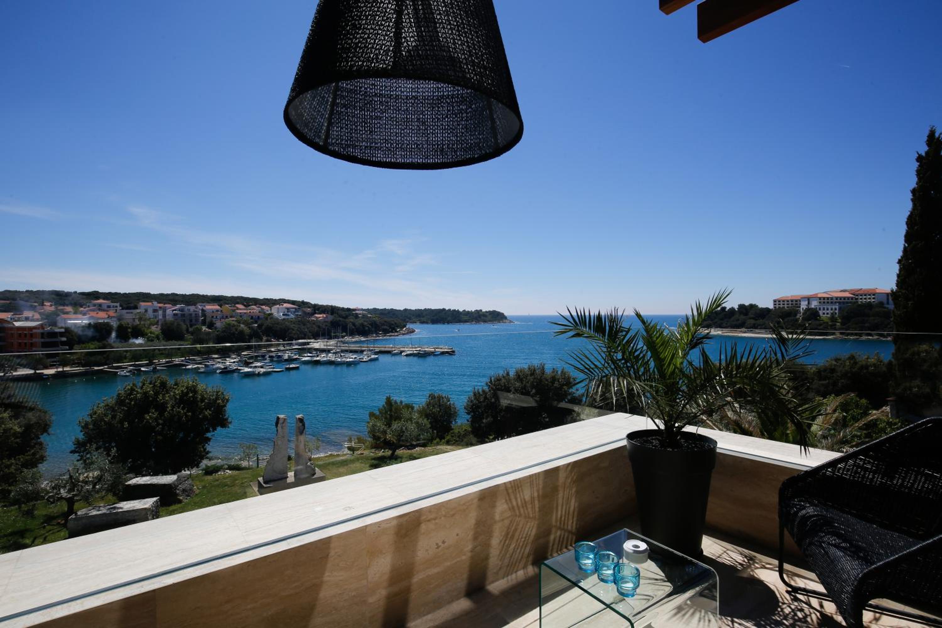 Deluxe Suite with Sea View - Photo 7