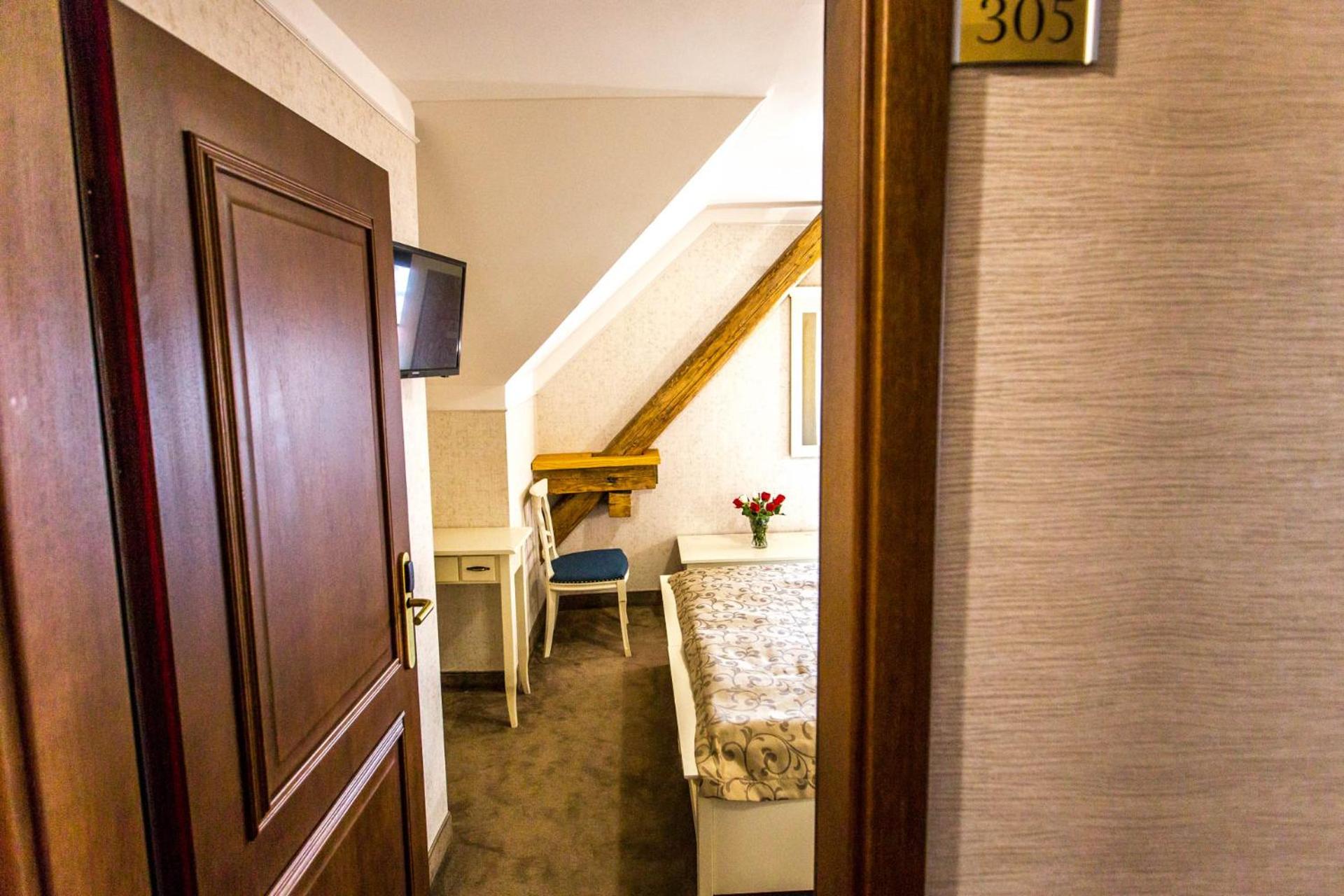 Standard Double or Twin Room - Attic - Photo 8
