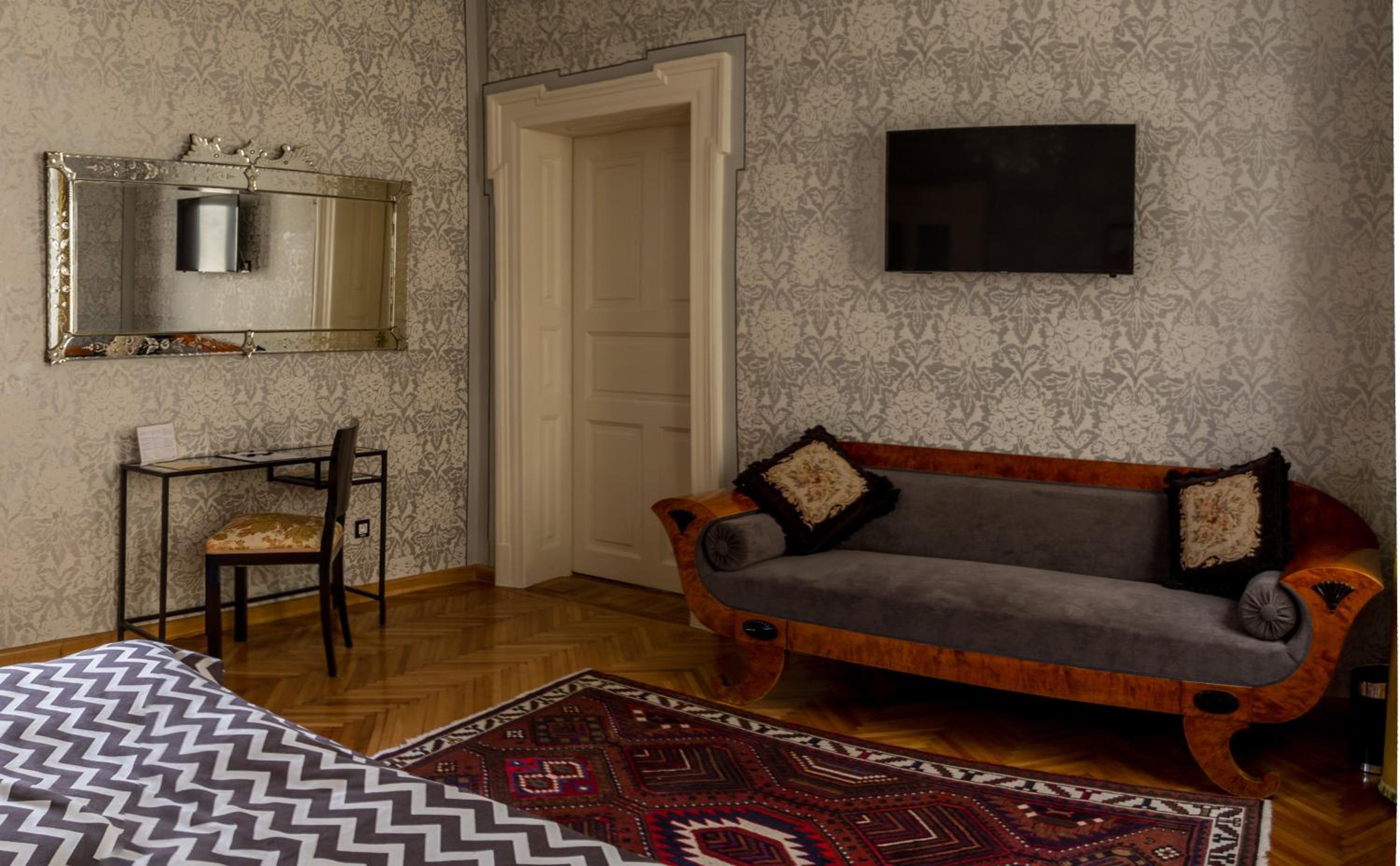 Deluxe King Suite photo 3