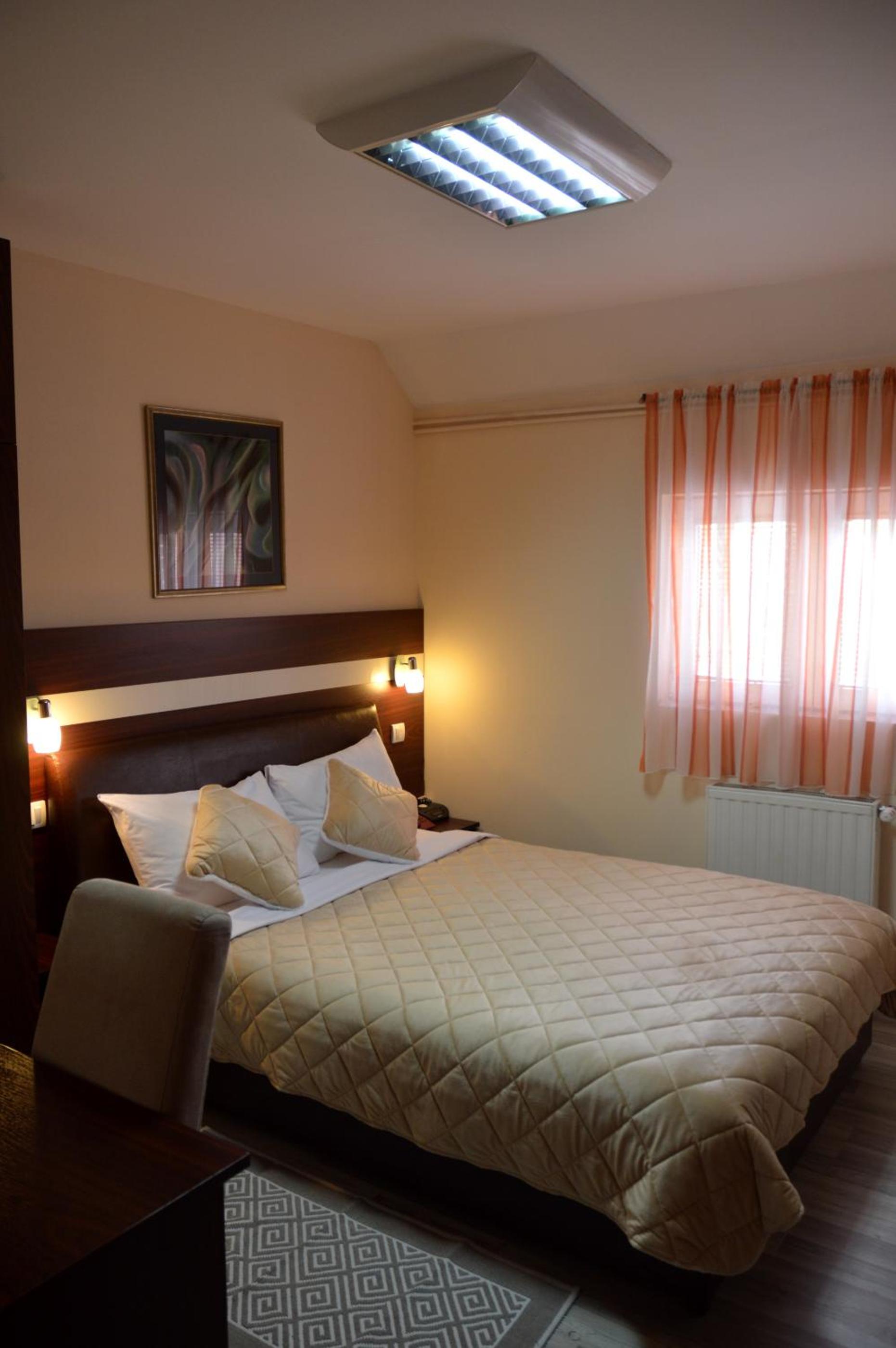 Double Room - Photo 4