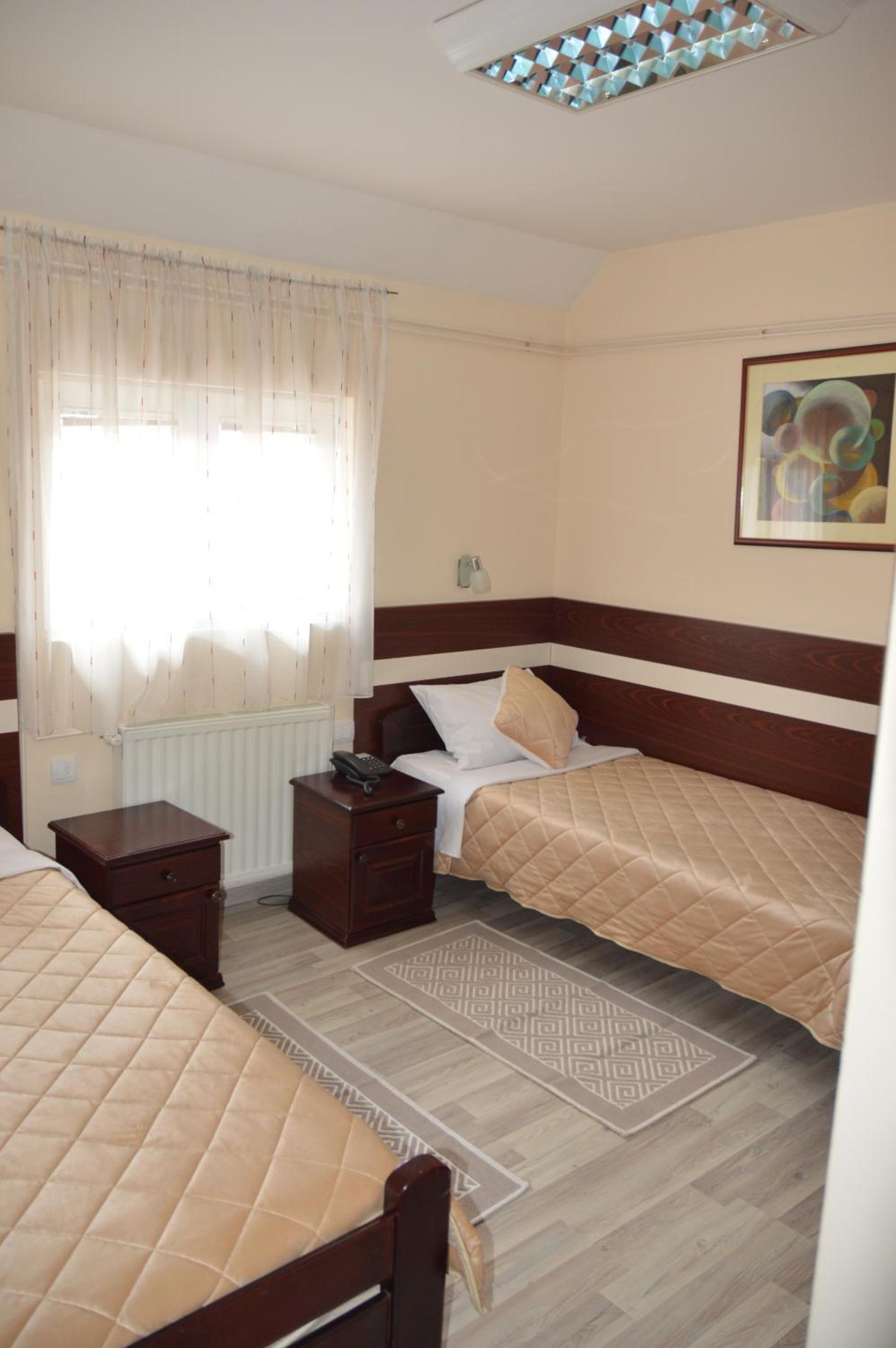 Twin Room - Photo 3
