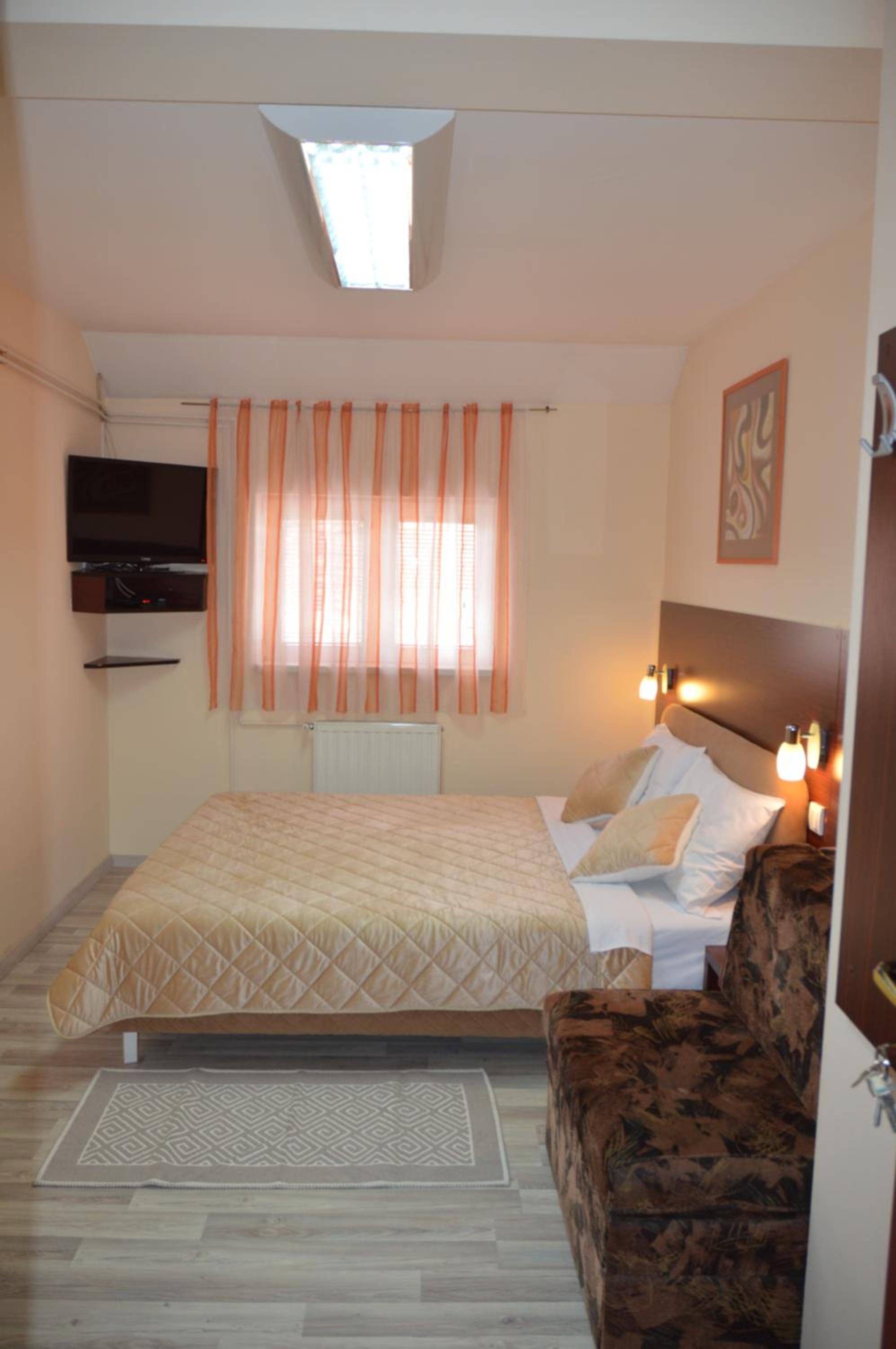 Double Room - Photo 6