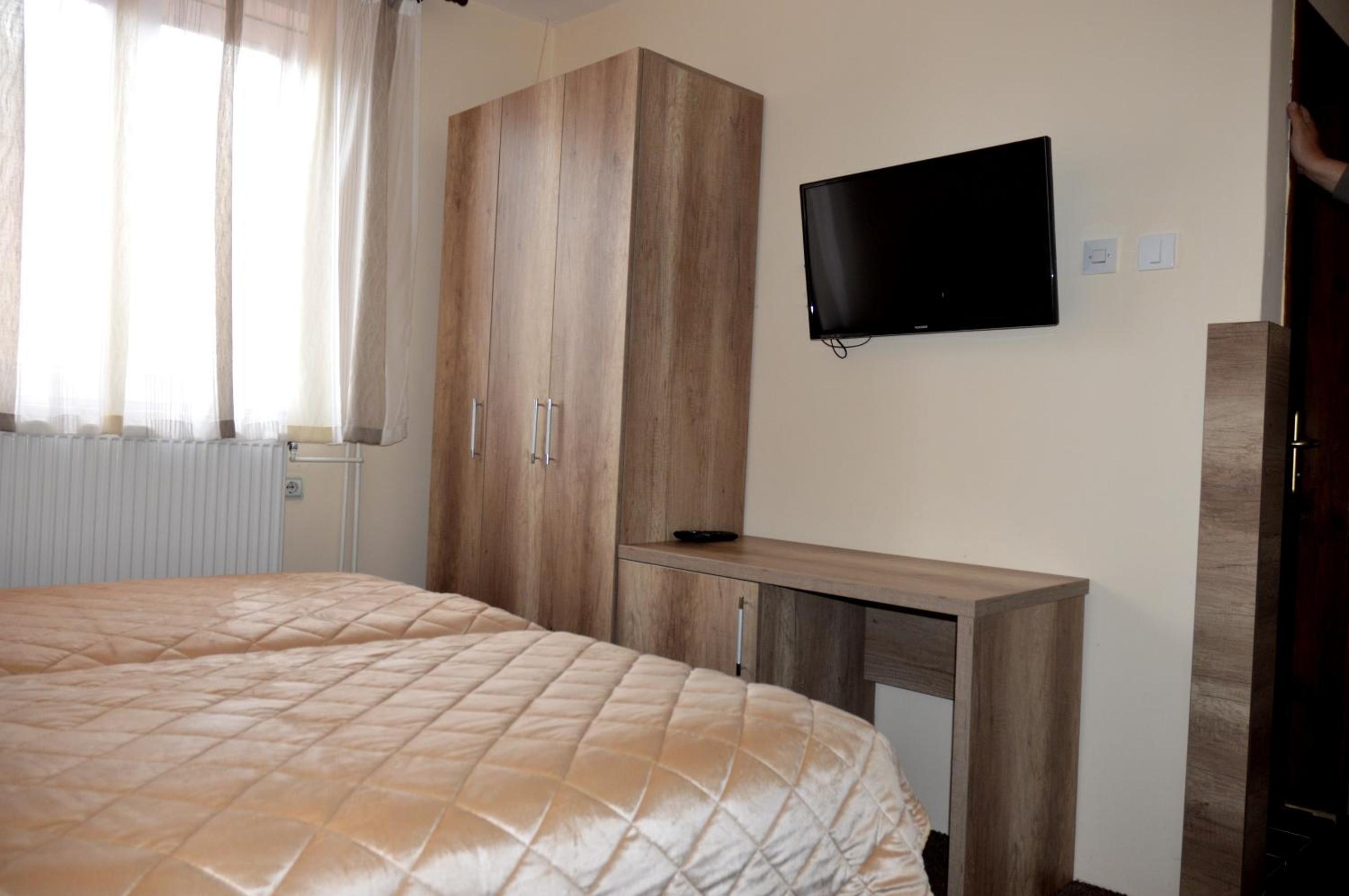 Twin Room - Photo 5