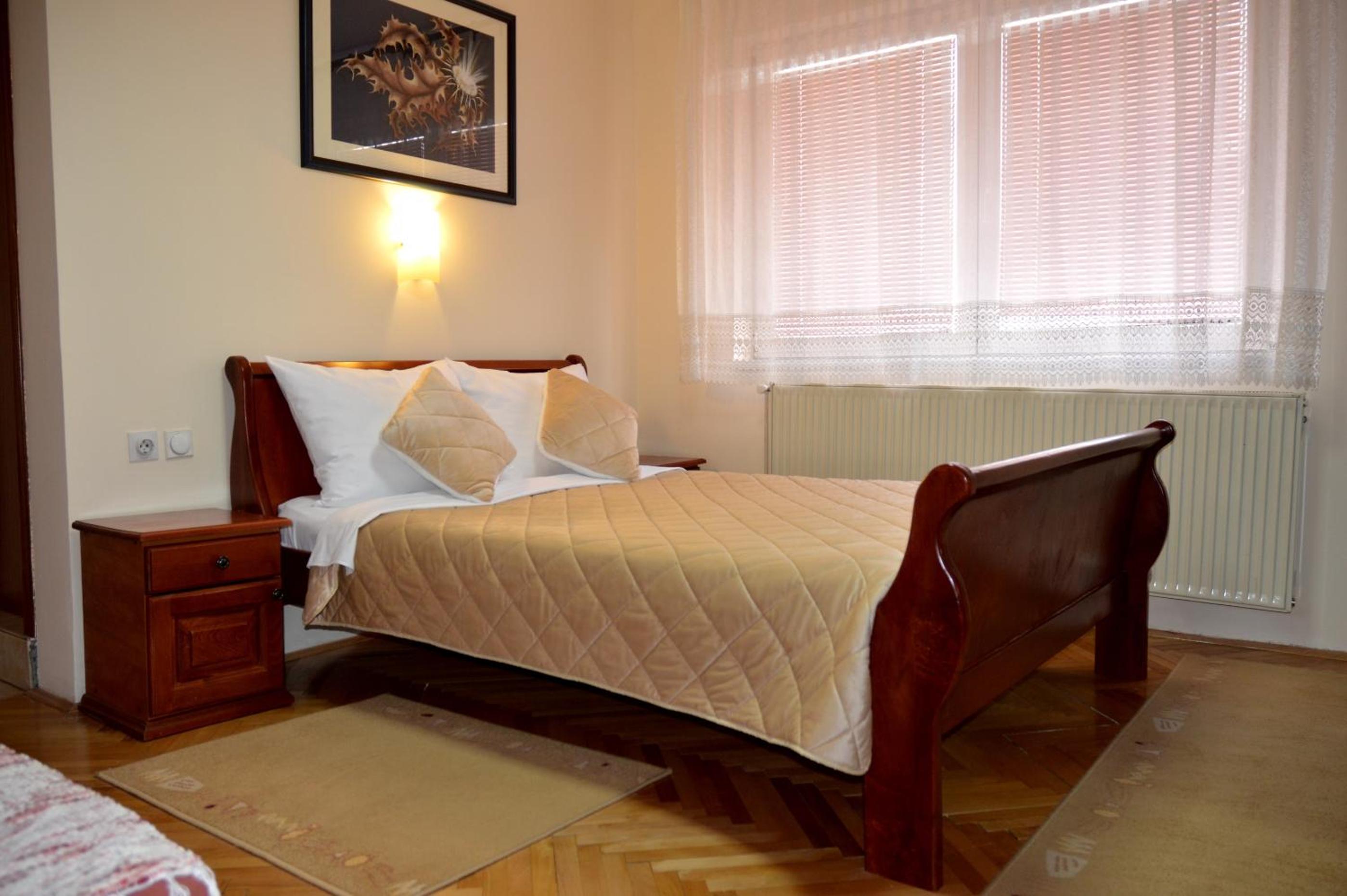 Double Room - Photo 8