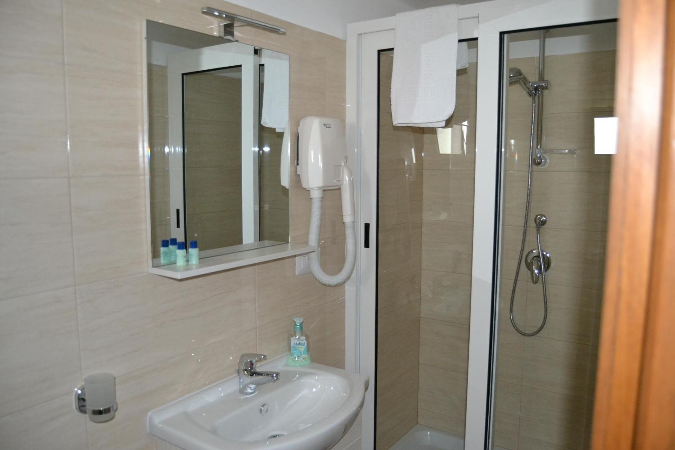 Standard Quadruple Room - Photo 23