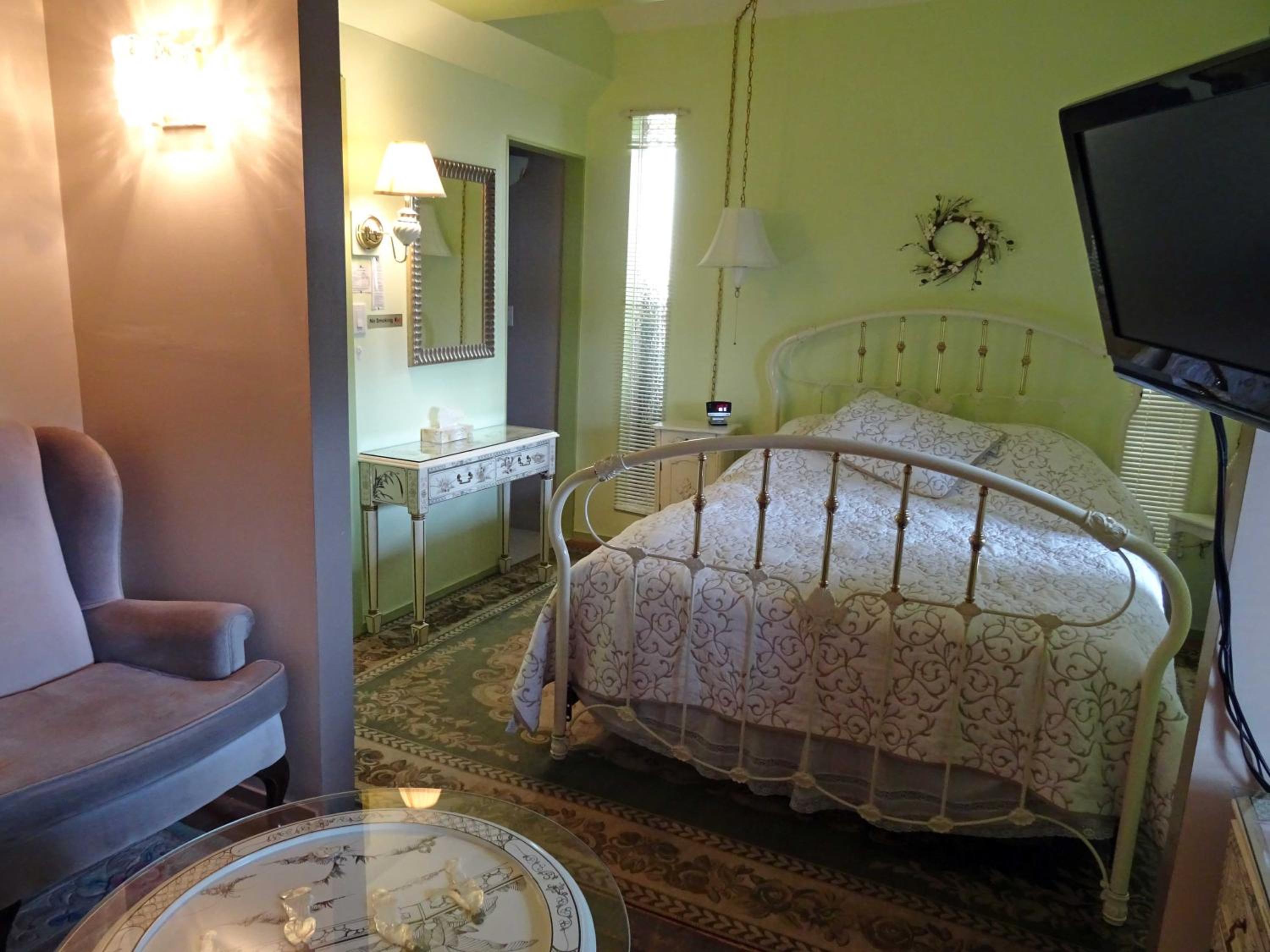Queen Room with Balcony photo 1