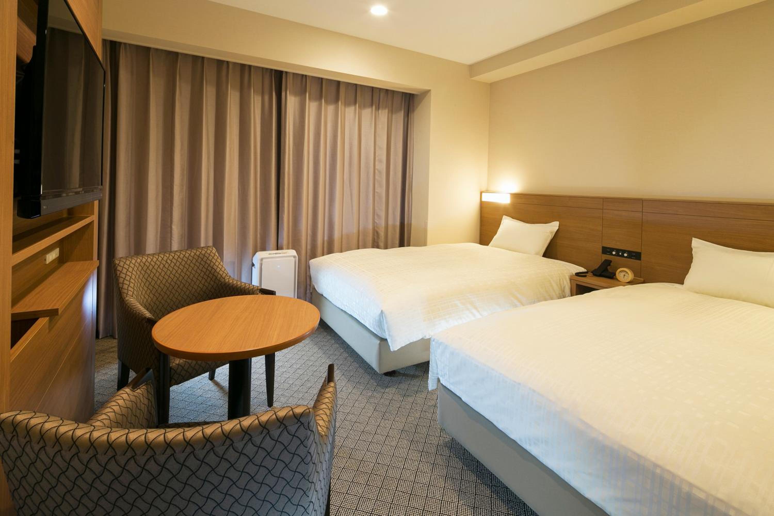 Twin Room with Extra Bed photo 2