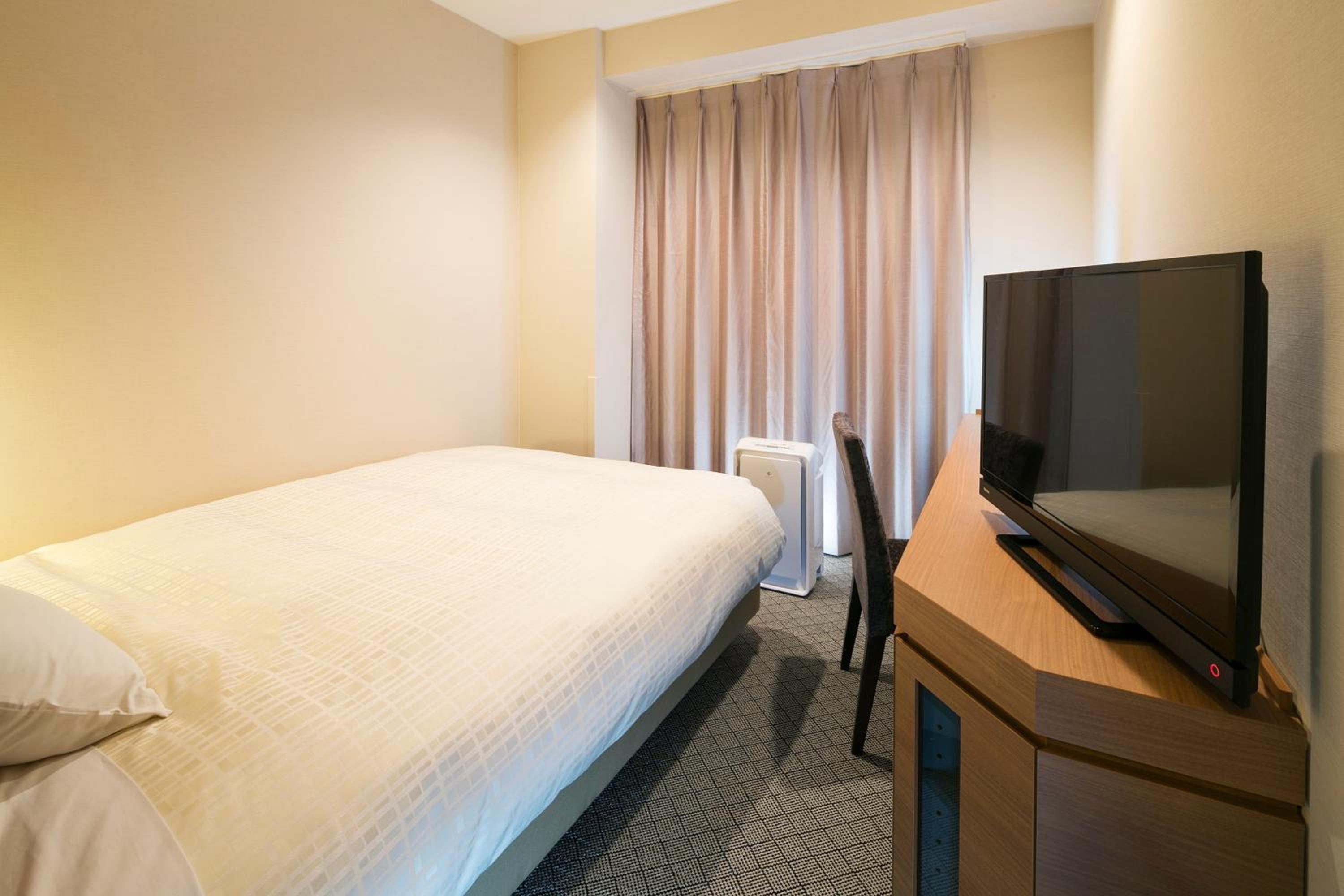Short Stay - Single Room - Smoking (20:00 Check In - 9:00 Check Out)