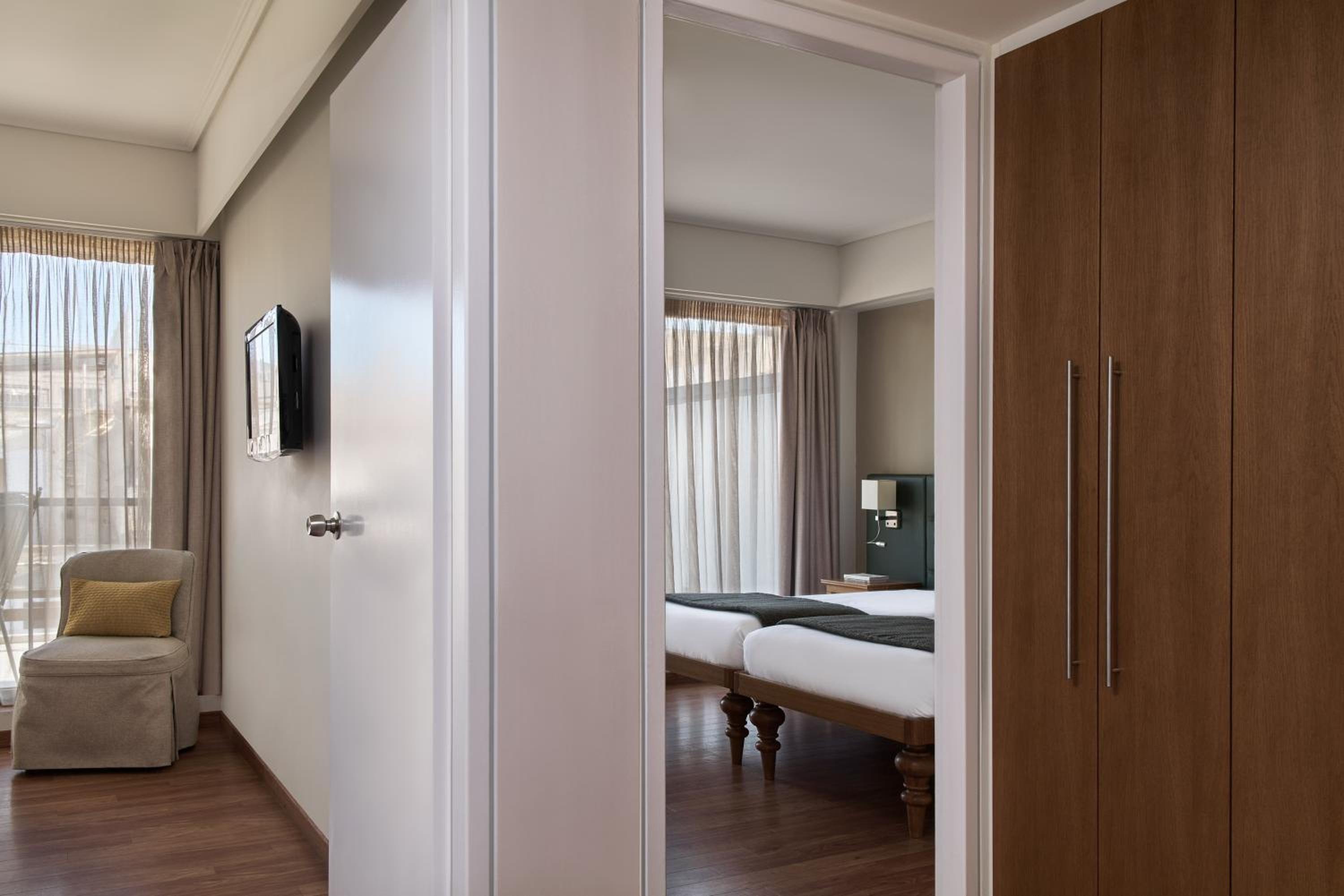 Deluxe Family Room City View