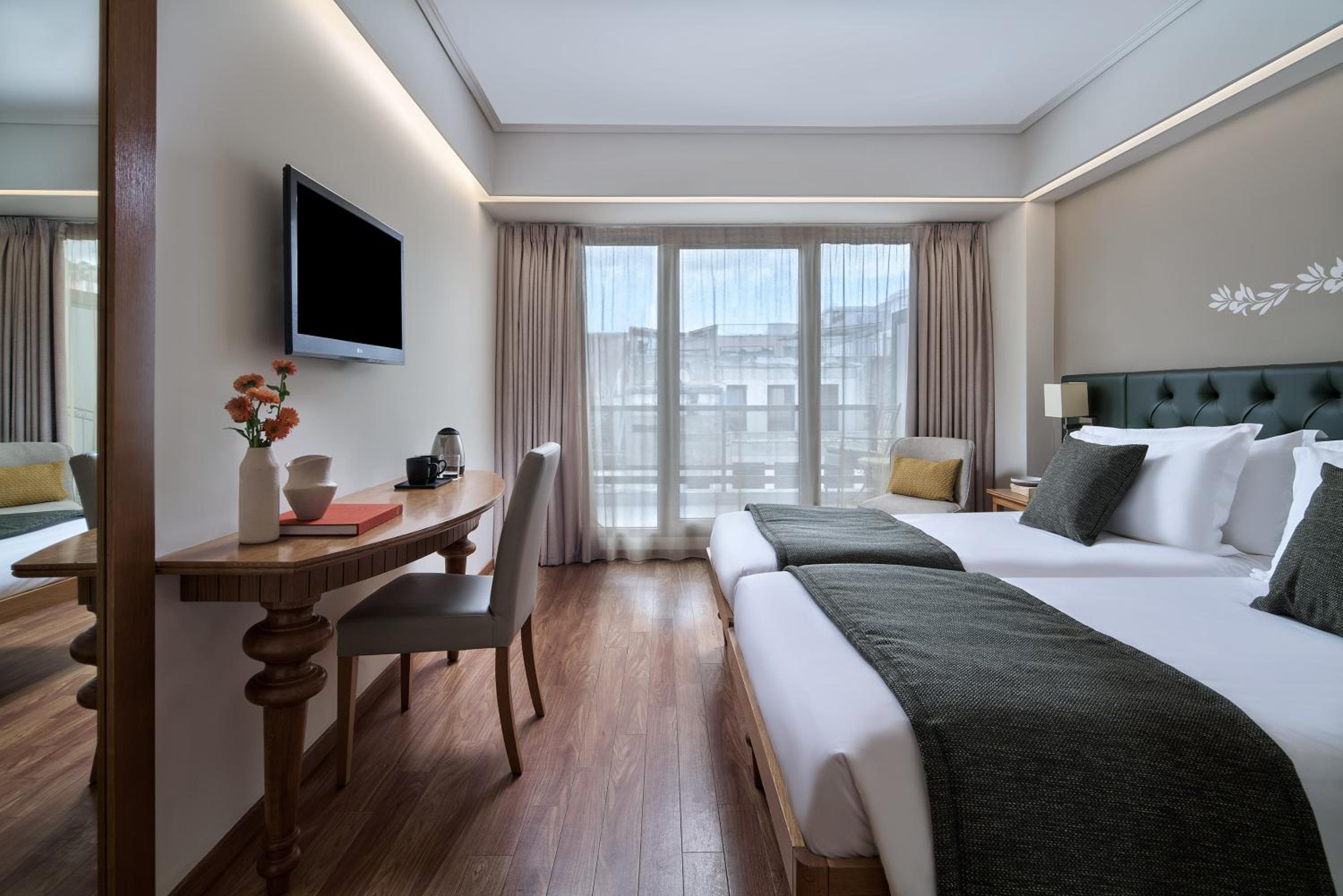 Deluxe Family Room City View
