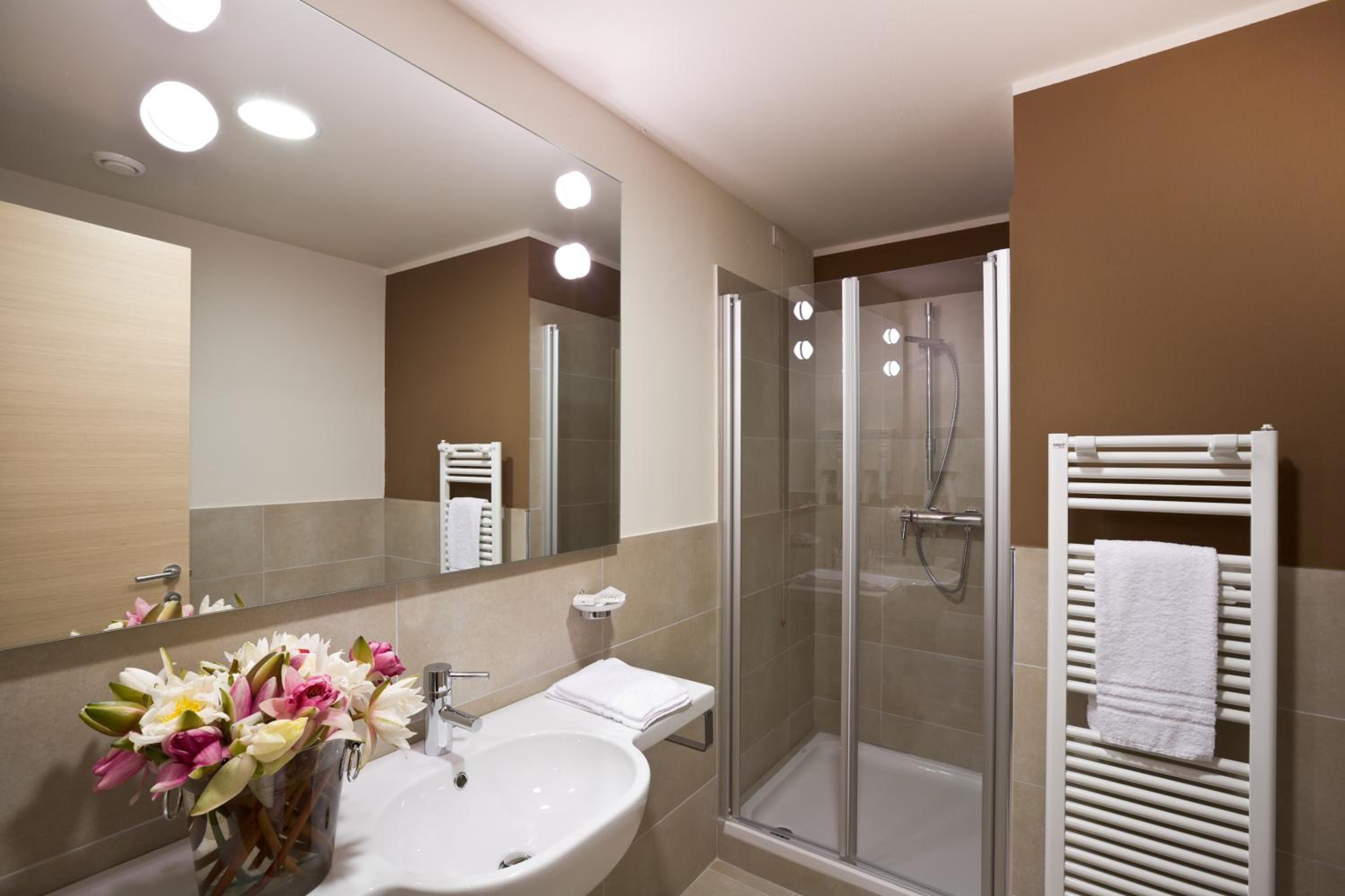 Comfort Double Room with Balcony and Lake View photo 2