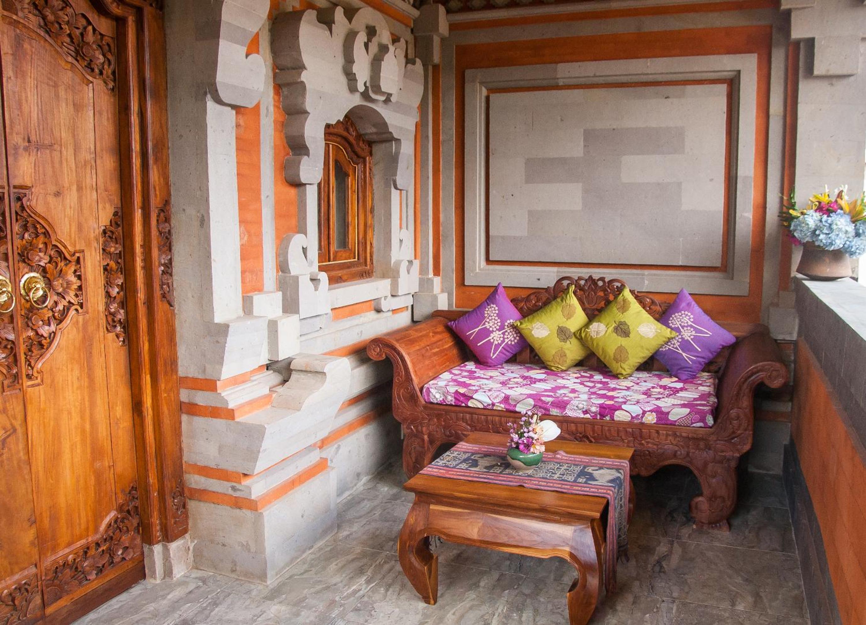 Premium King Room with Balcony - Photo 11