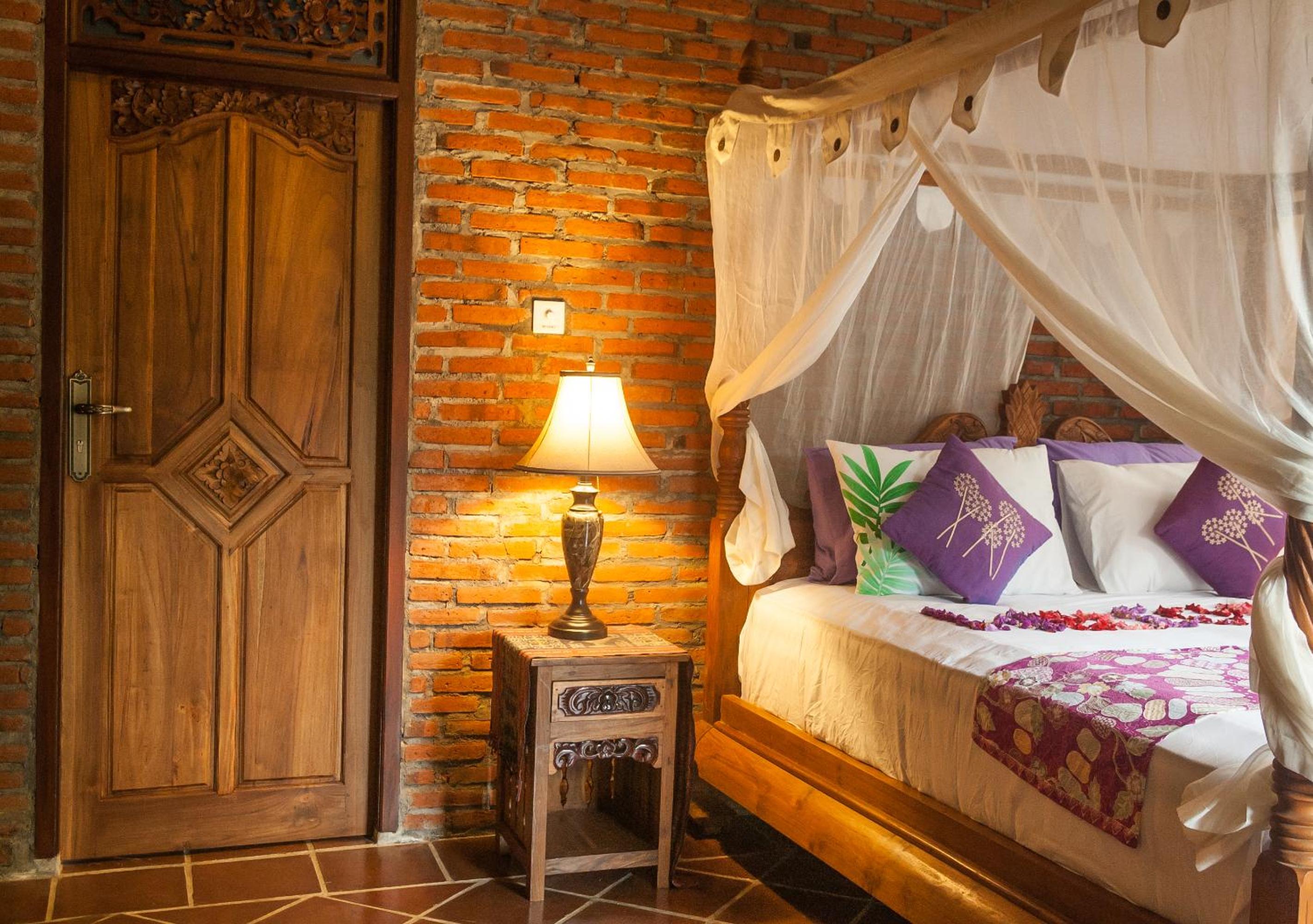 Premium King Room with Balcony - Photo 6