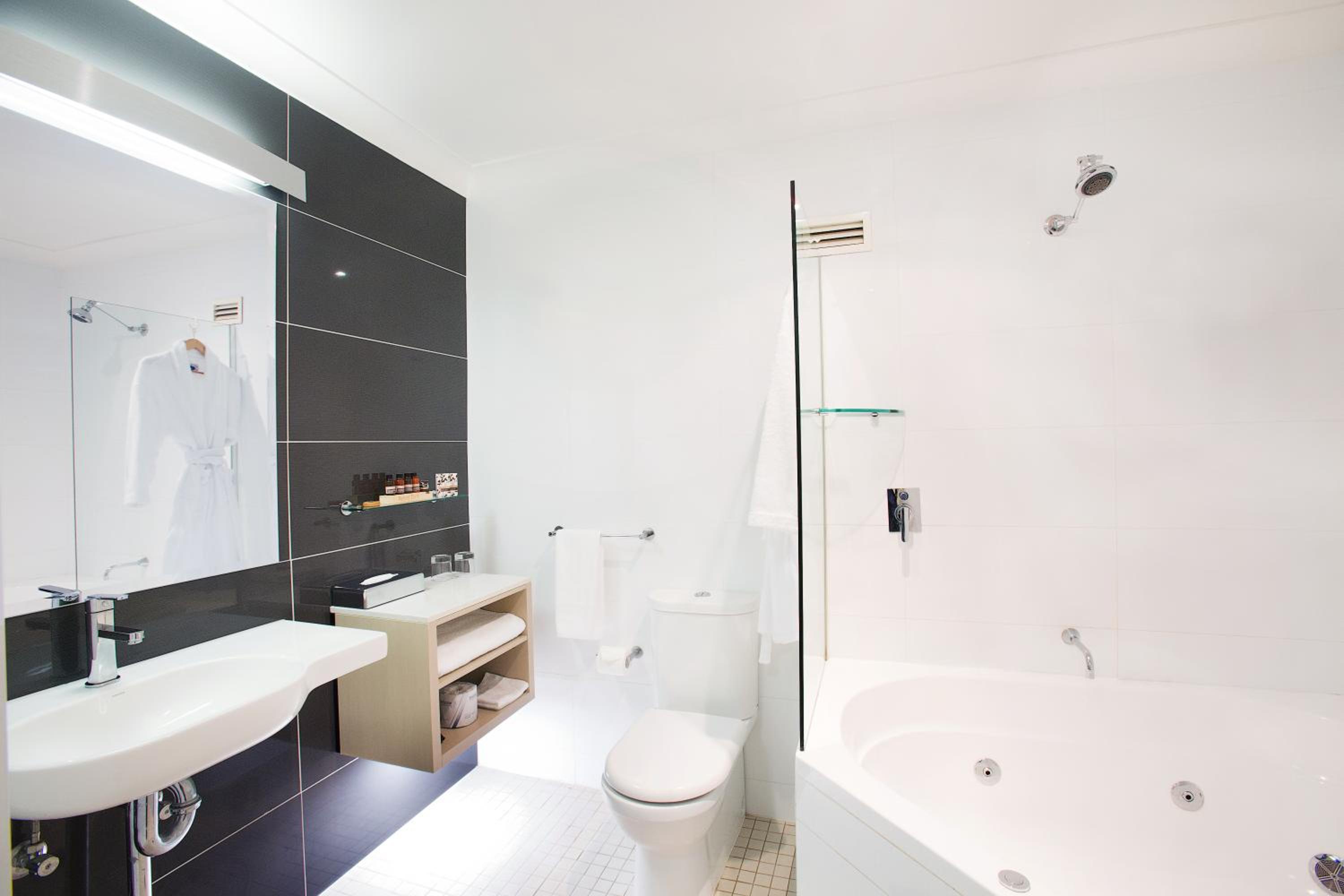 King Room with Spa Bath - Photo 4