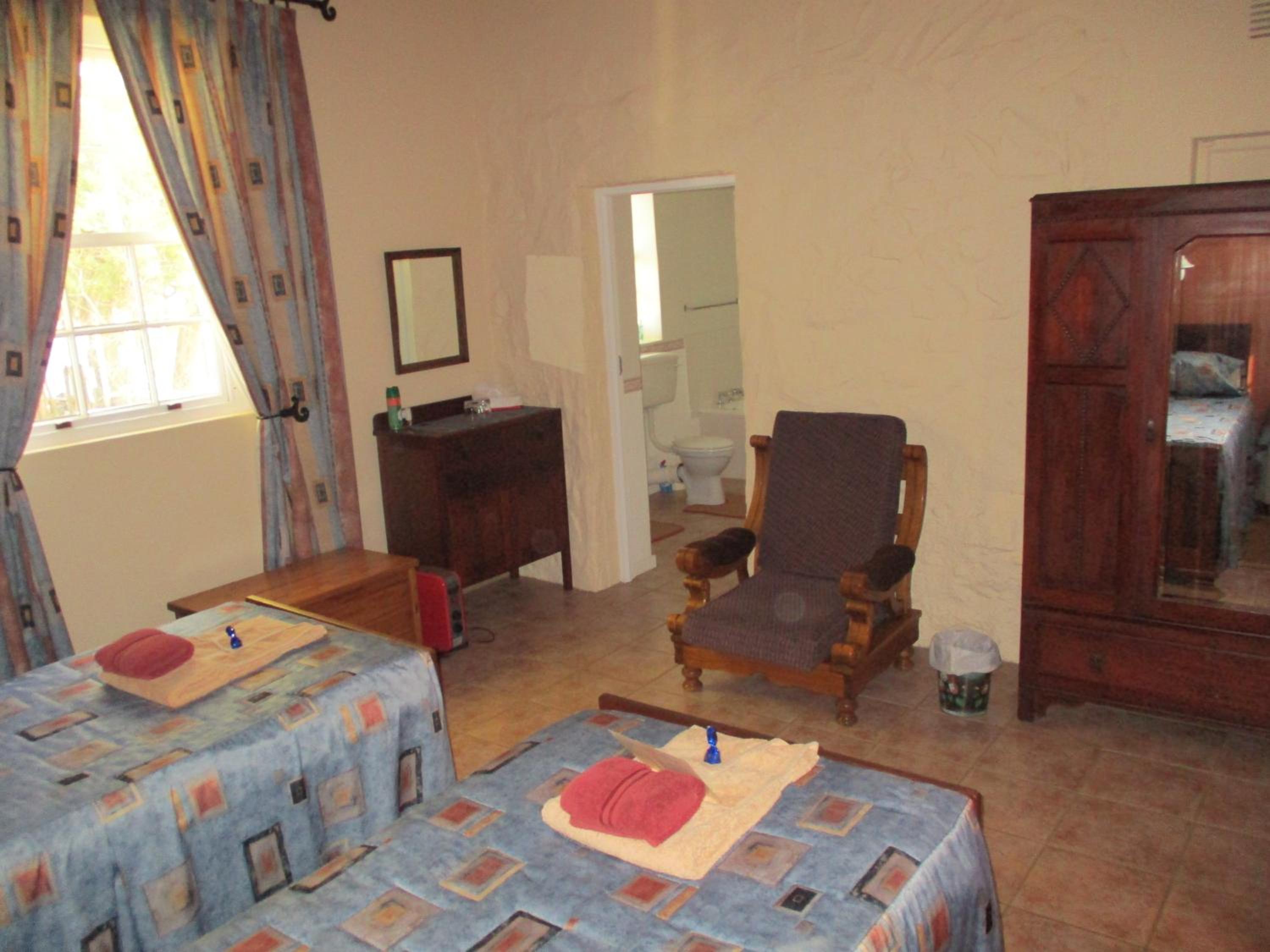 Large Twin Room - Photo 4