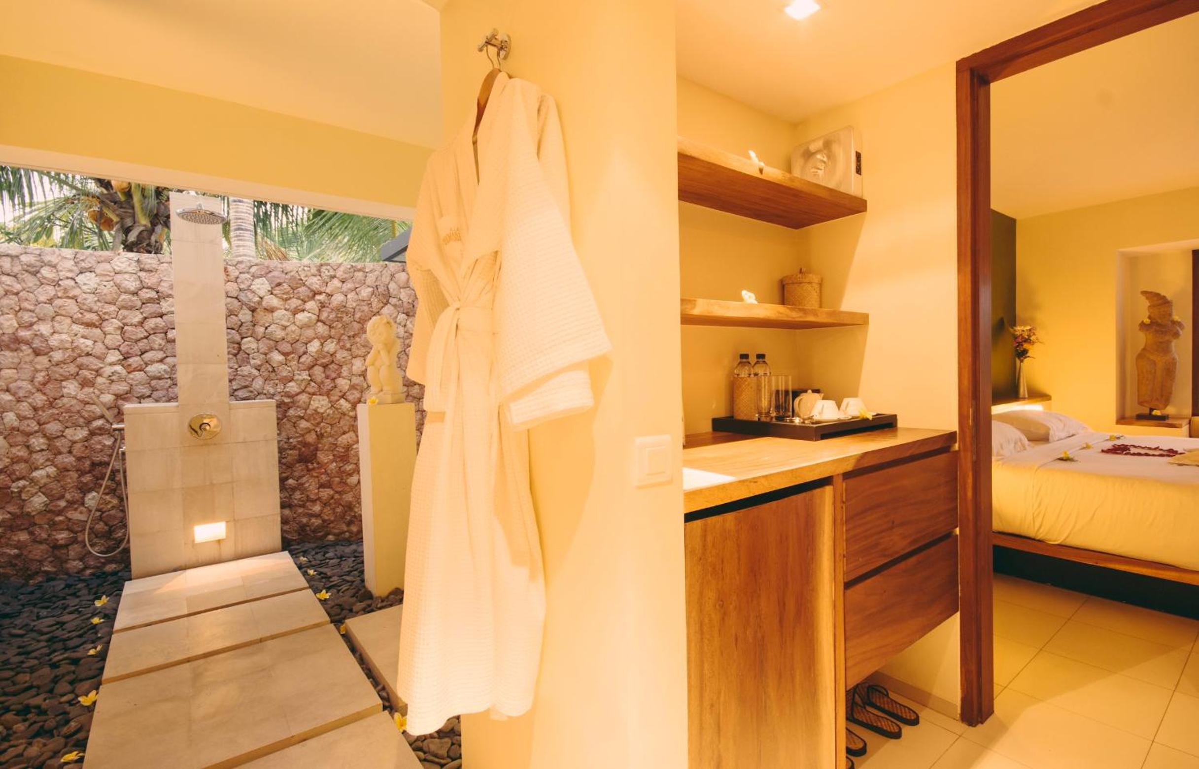 Legong Standard Double Room with Pool View photo 3