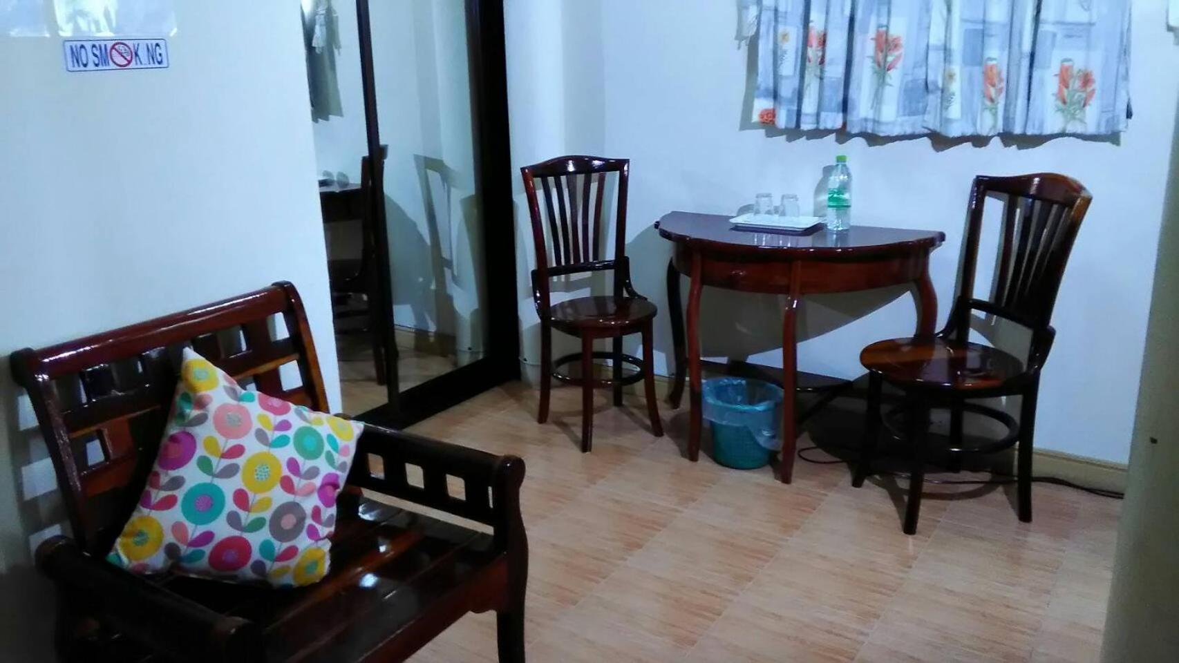 Deluxe King Room - Photo 8