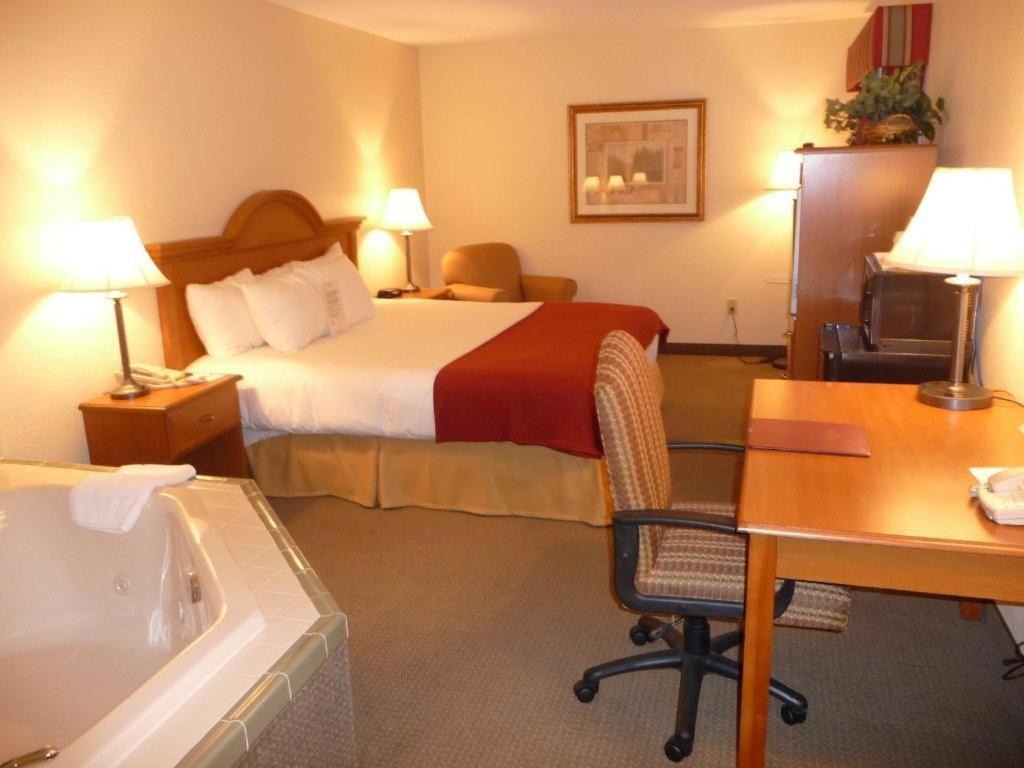 King Suite with Jetted Tub - Non-Smoking - Photo 3