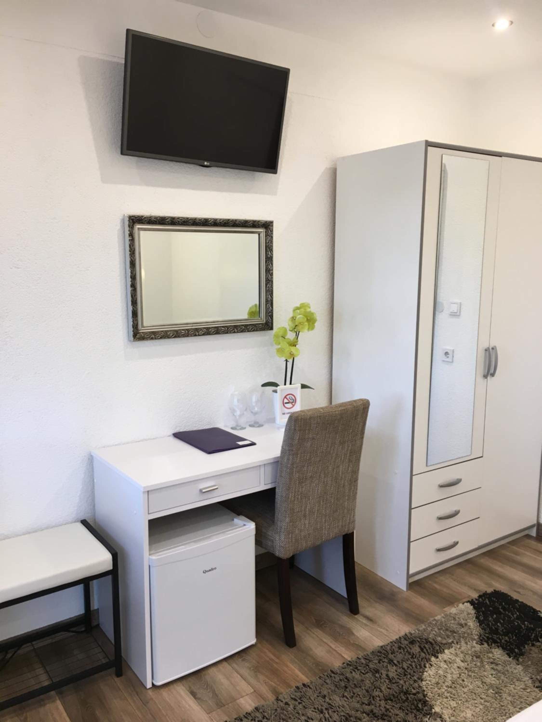 Double Room - Photo 13