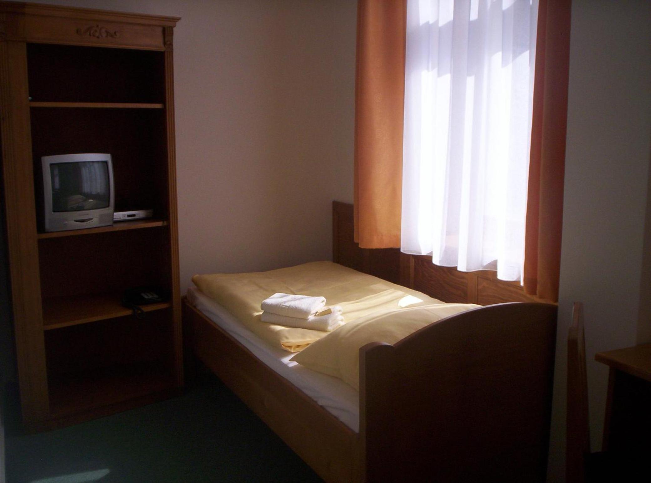Double or Twin Room - Photo 6