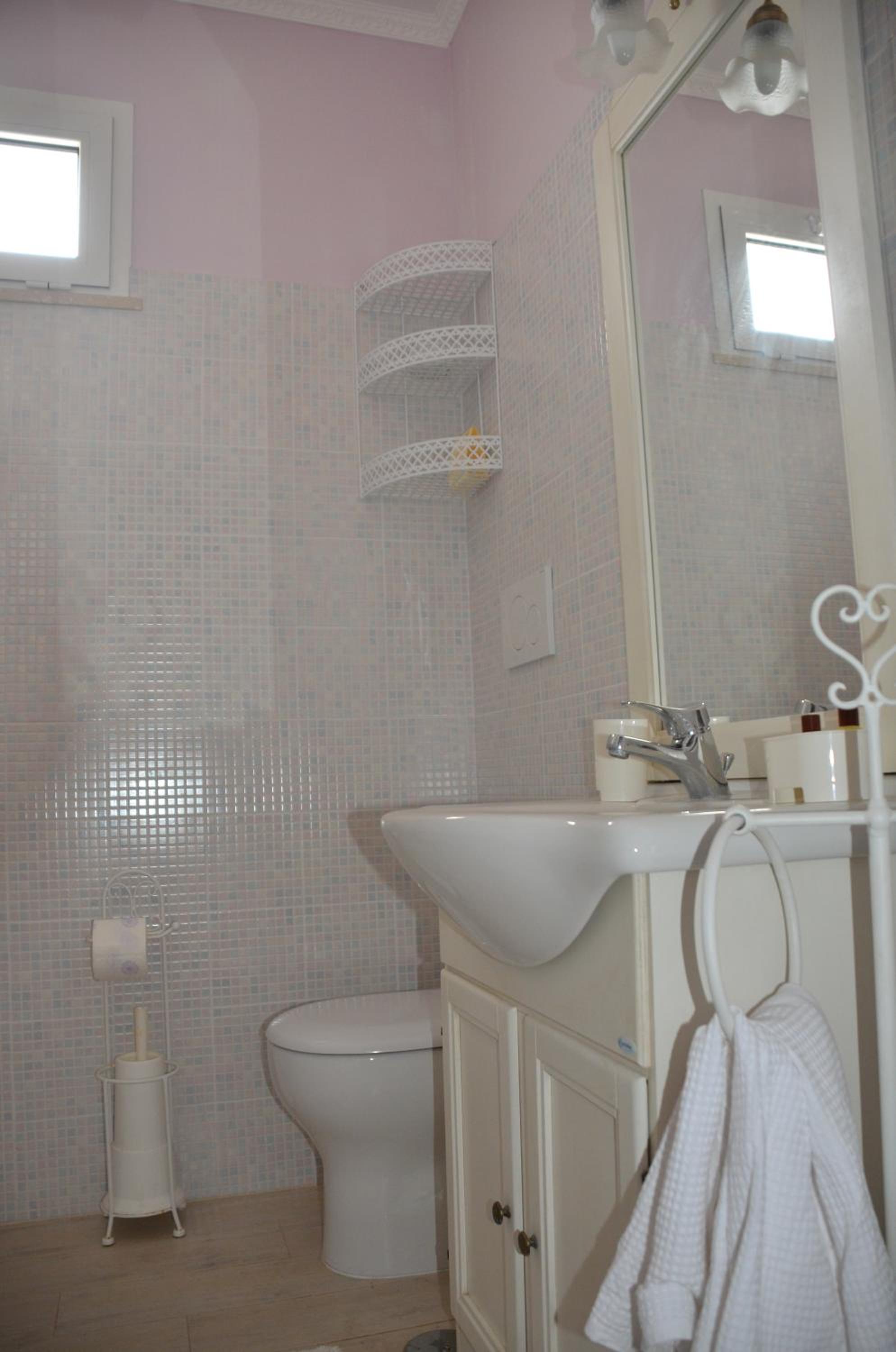 Queen Room with Balcony - Photo 5