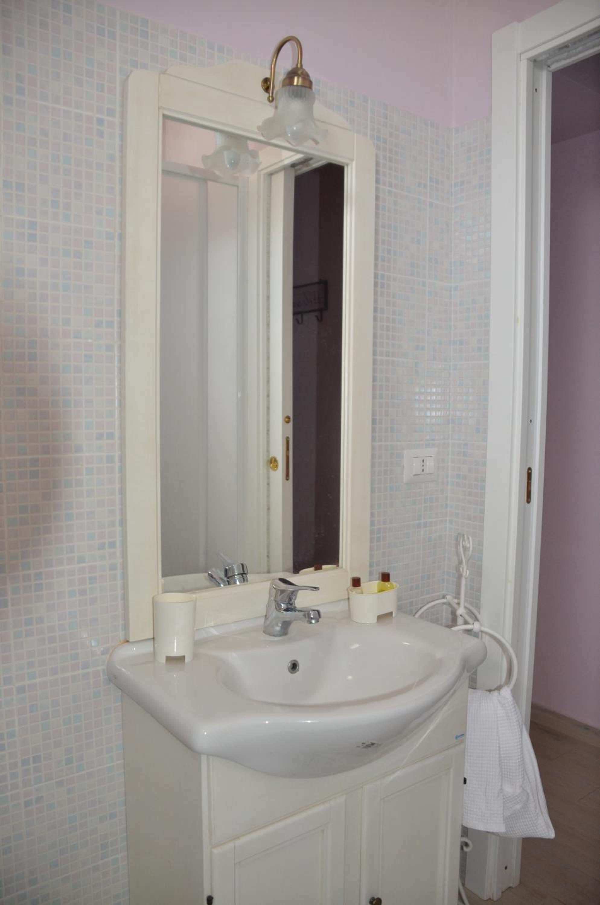 Queen Room with Balcony - Photo 4