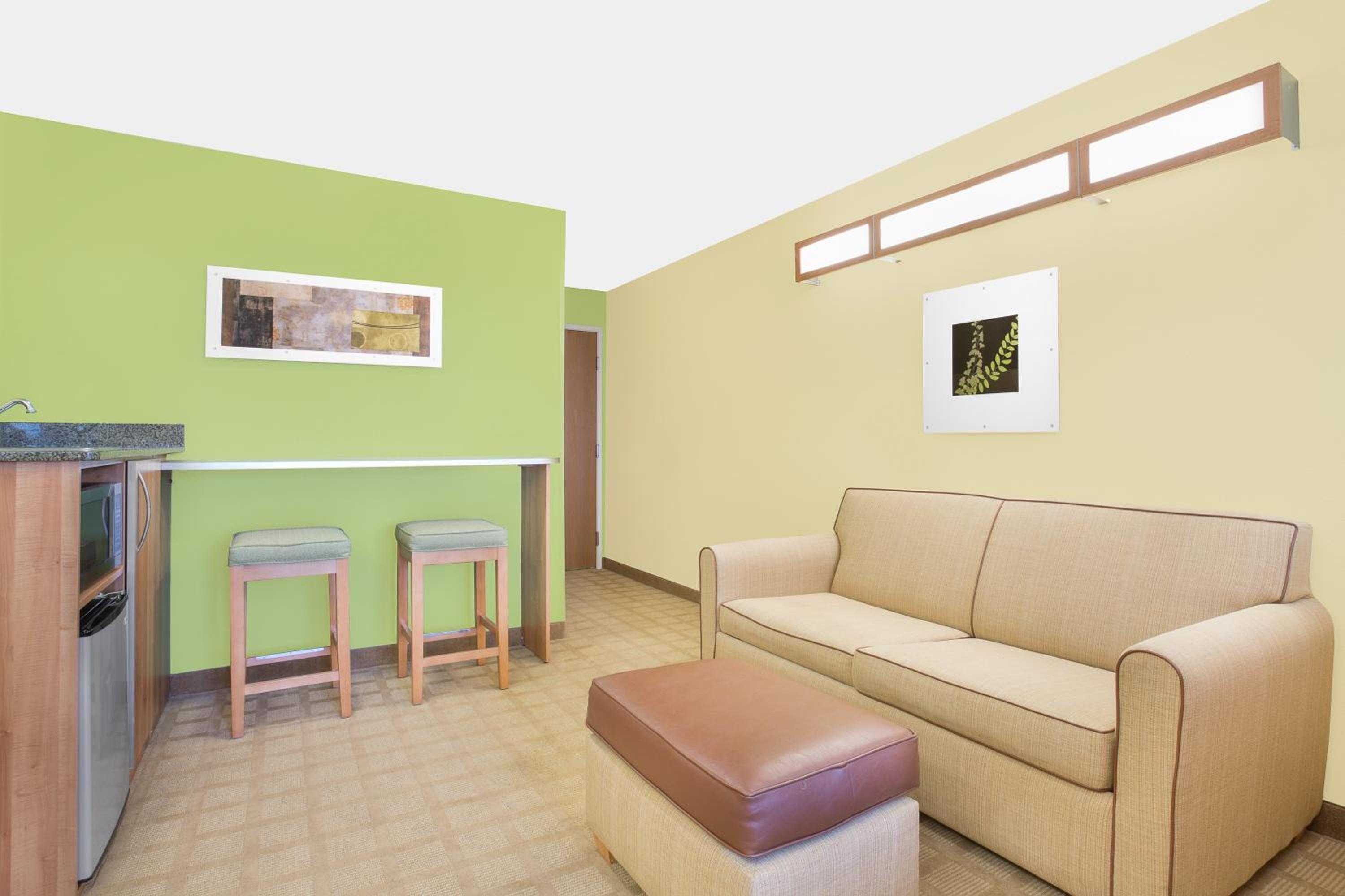 Studio Queen Suite - Non-Smoking - Photo 6