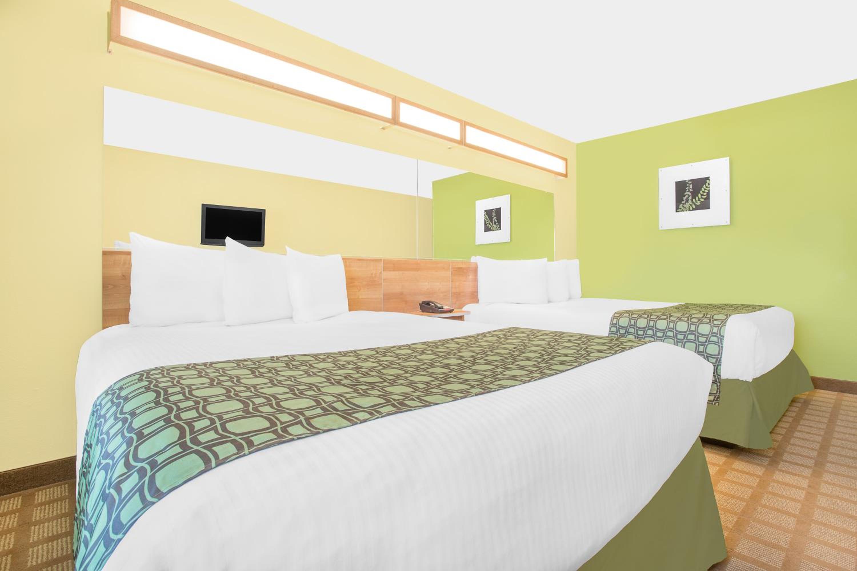 Queen Room with Two Queen Beds - Non-Smoking - Photo 3