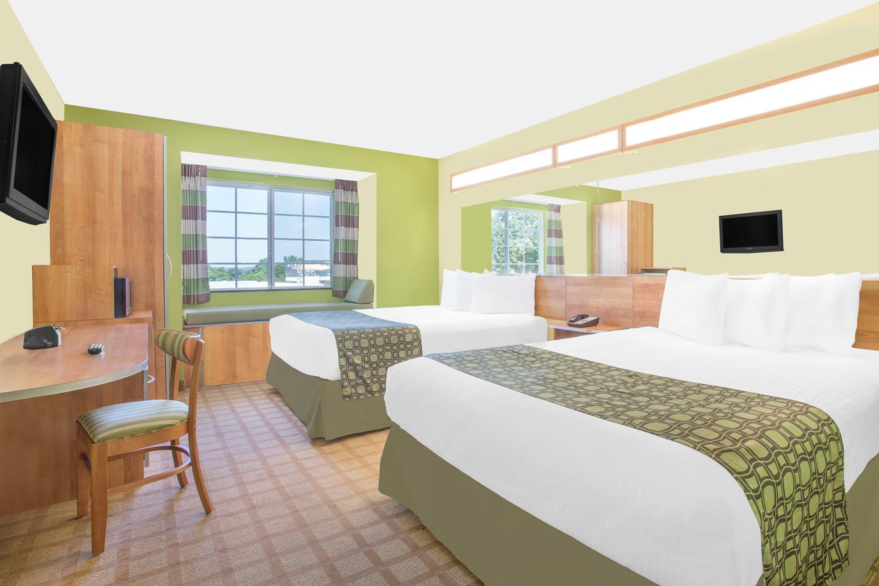 Queen Room with Two Queen Beds - Non-Smoking - Photo 2