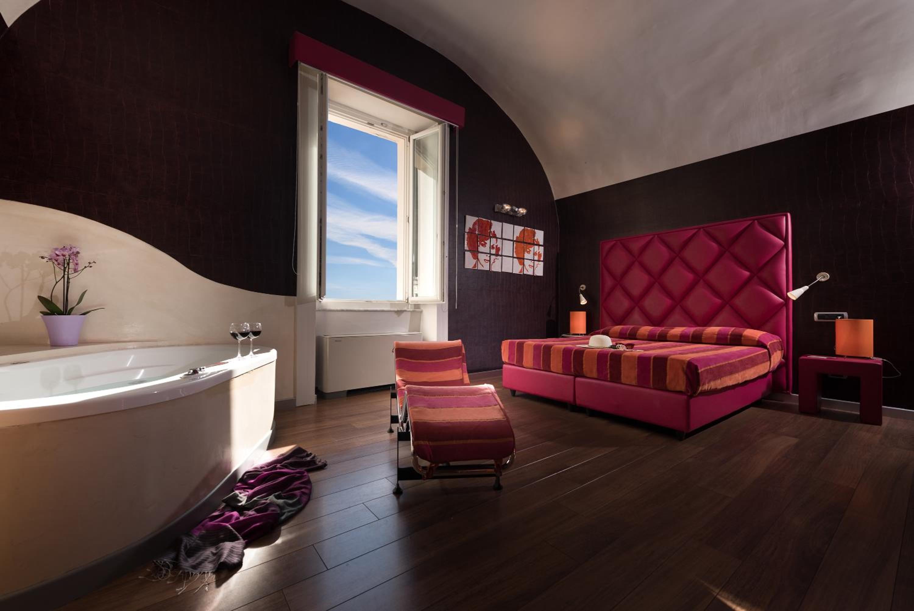 Superior Triple Room with Sea View and Spa Bath - Photo 14