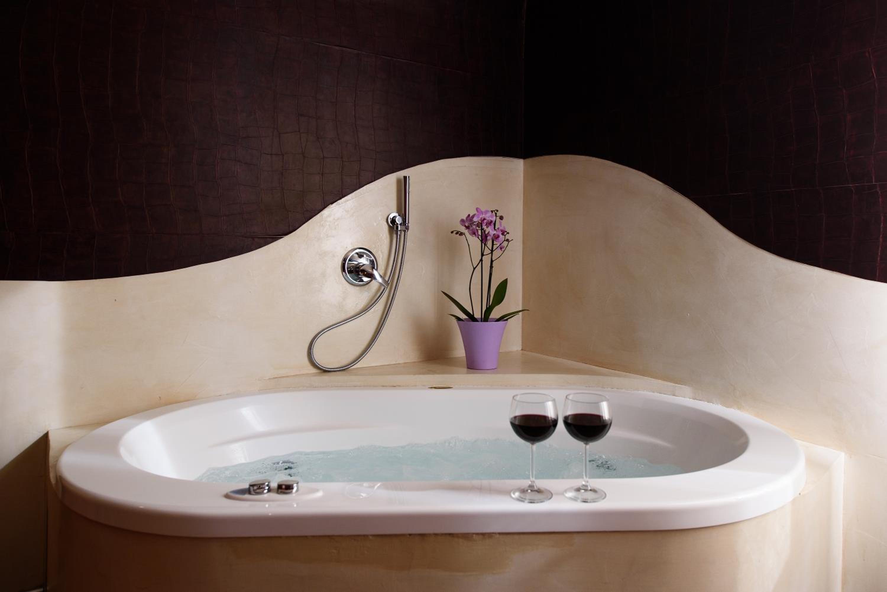 Superior Triple Room with Sea View and Spa Bath - Photo 4
