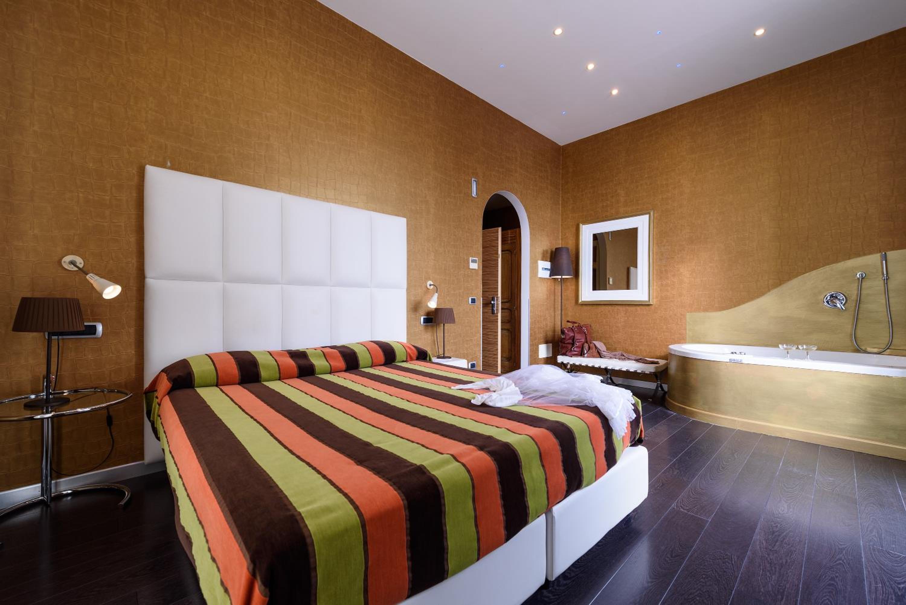 Superior Triple Room with Sea View and Spa Bath - Photo 9