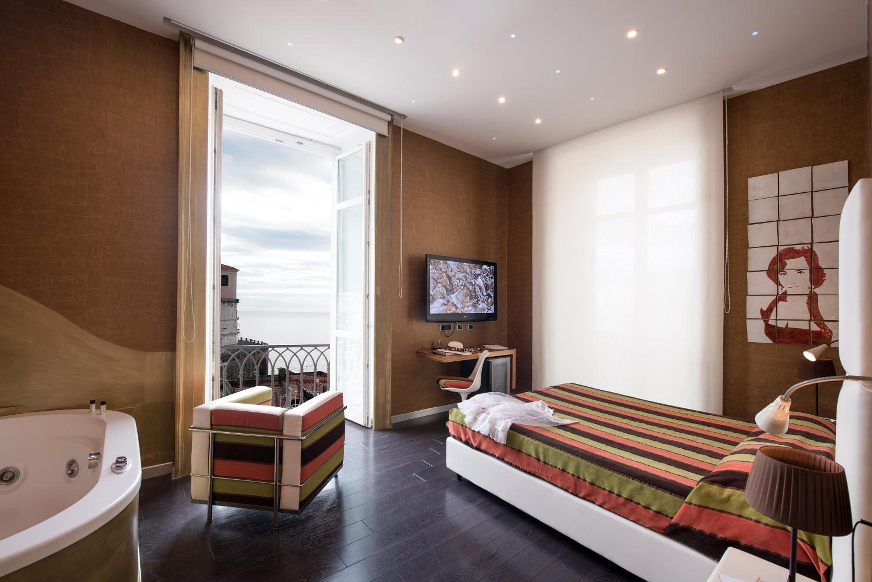 Superior Triple Room with Sea View and Spa Bath - Photo 10