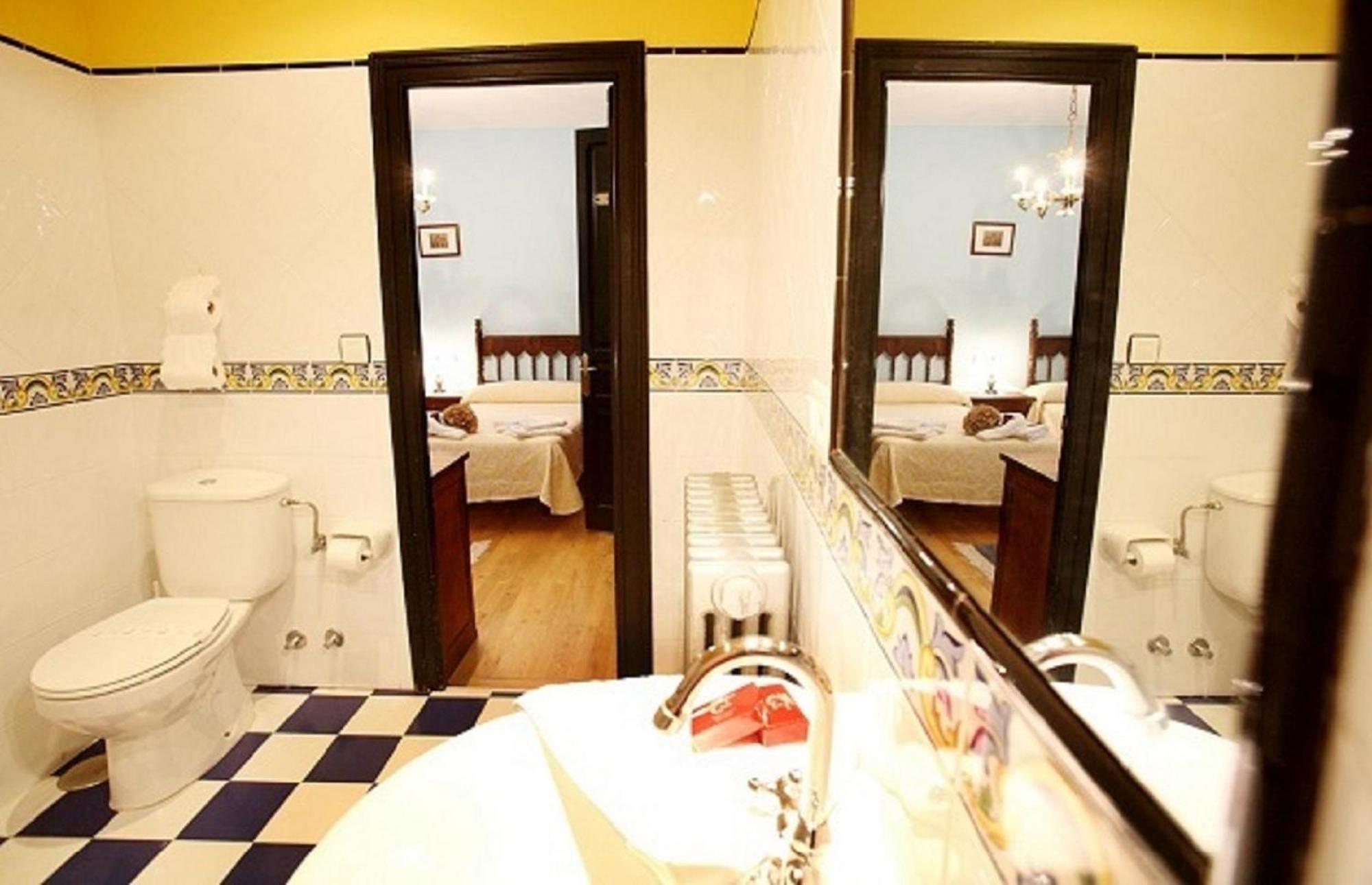 Twin Room with Bathroom photo 3