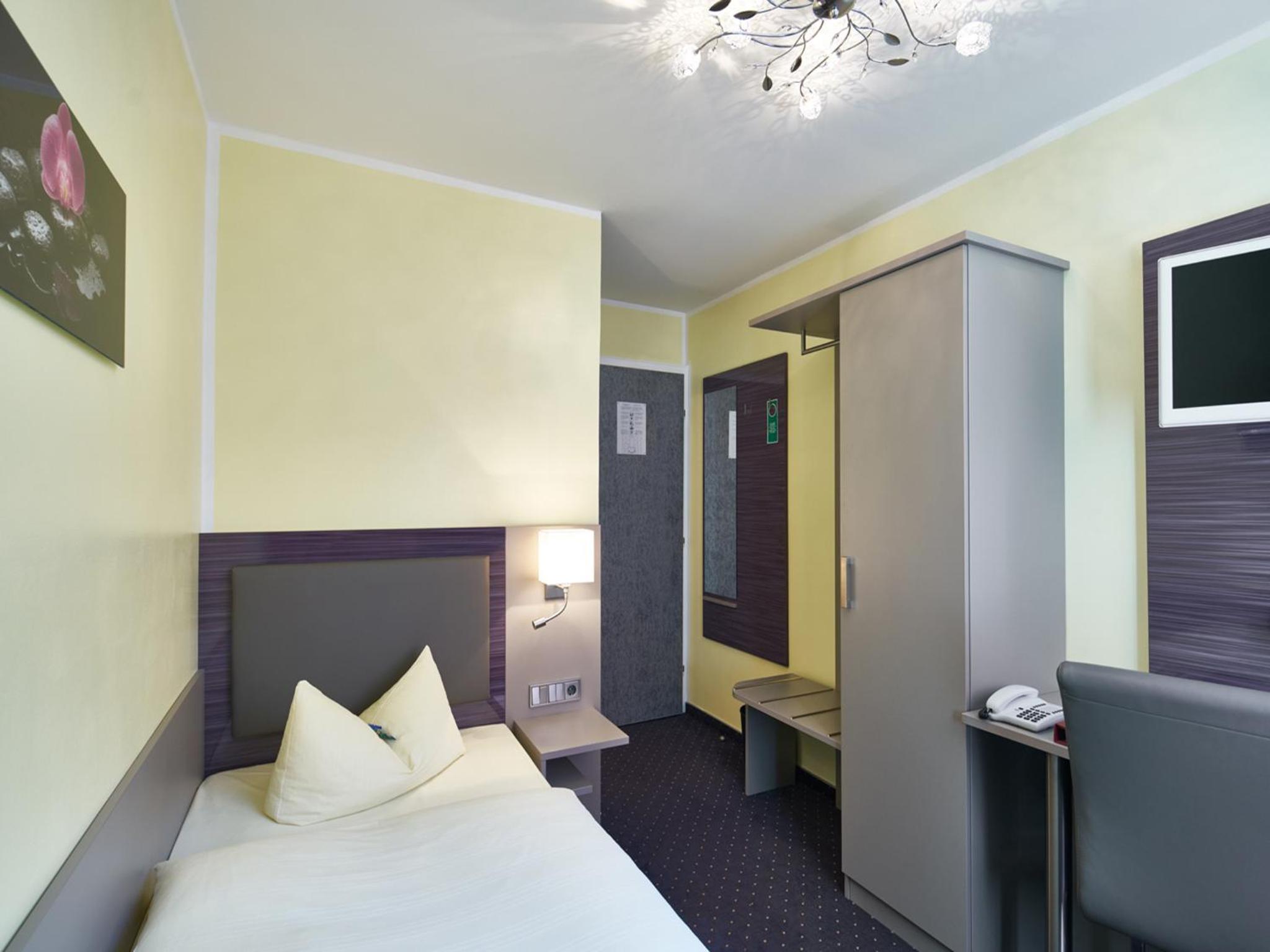 Comfort Single Room - Courtyard or Street View 