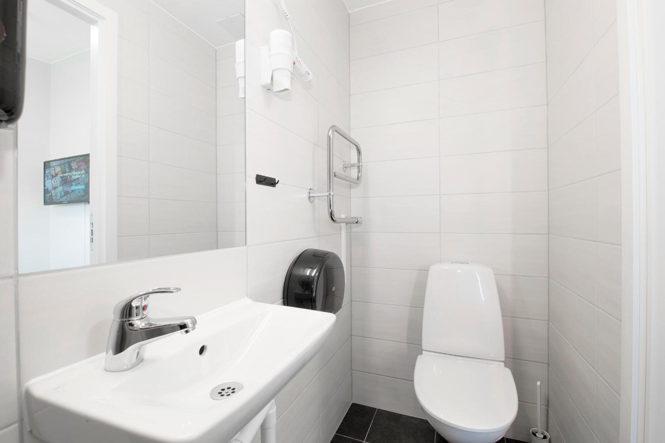 Twin Room with Bathroom - Photo 3