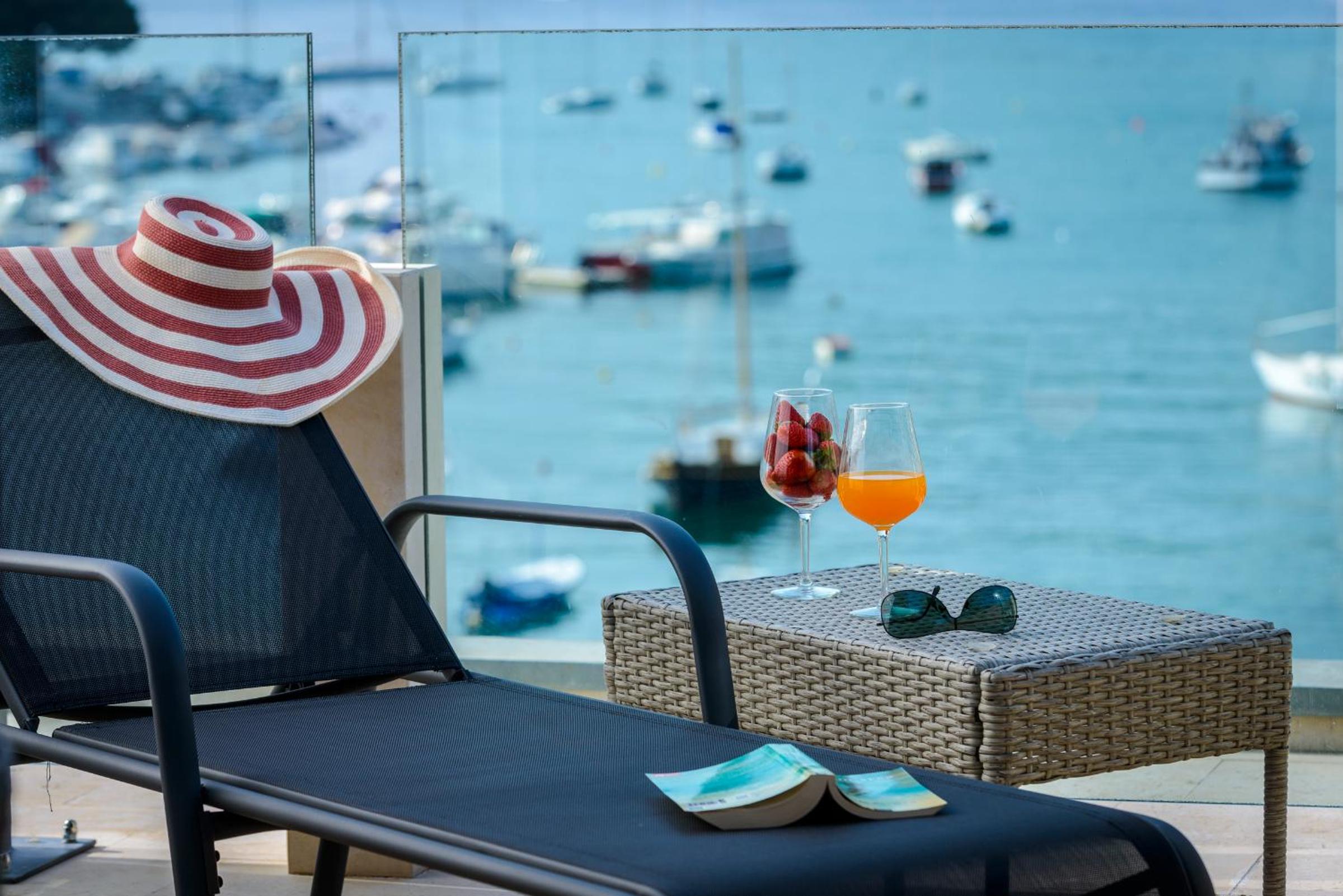 One-Bedroom Apartment with Terrace, Hot Tub and Sea View photo 2