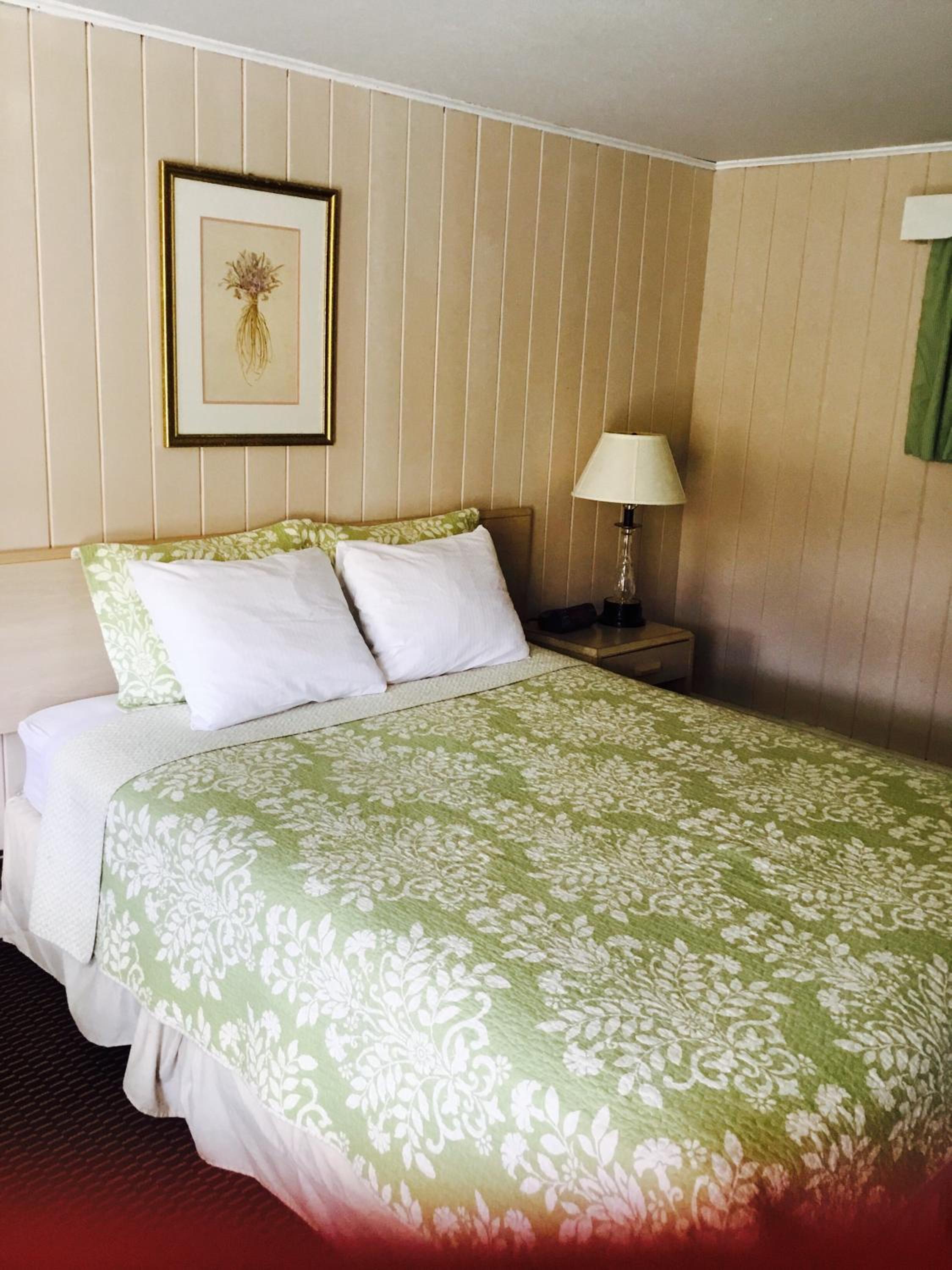 Queen Room - Non-Smoking photo 2