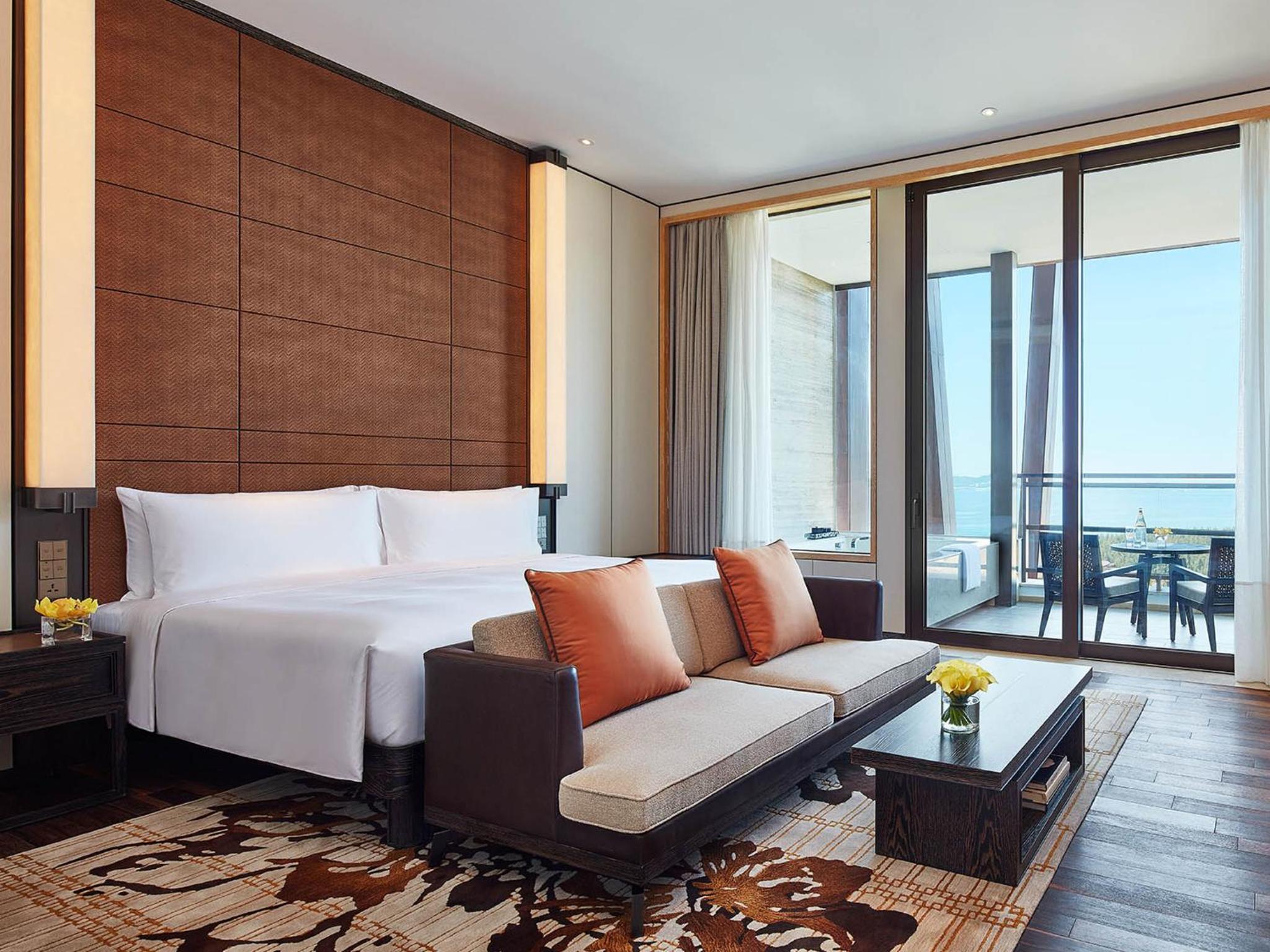Grand Deluxe King Suite with Ocean View