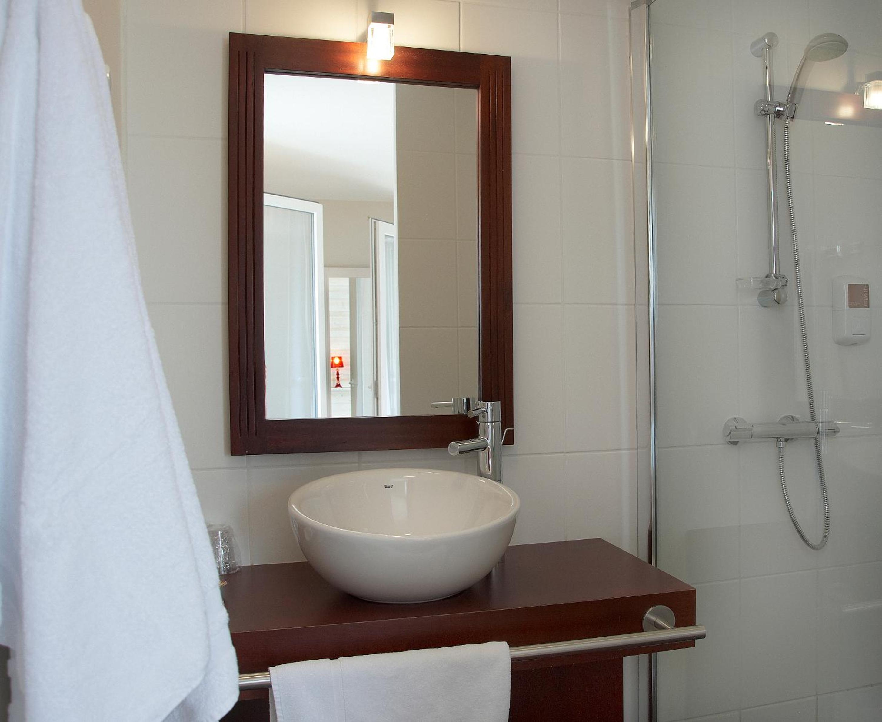 Double or Twin Room with Lateral Sea View photo 2