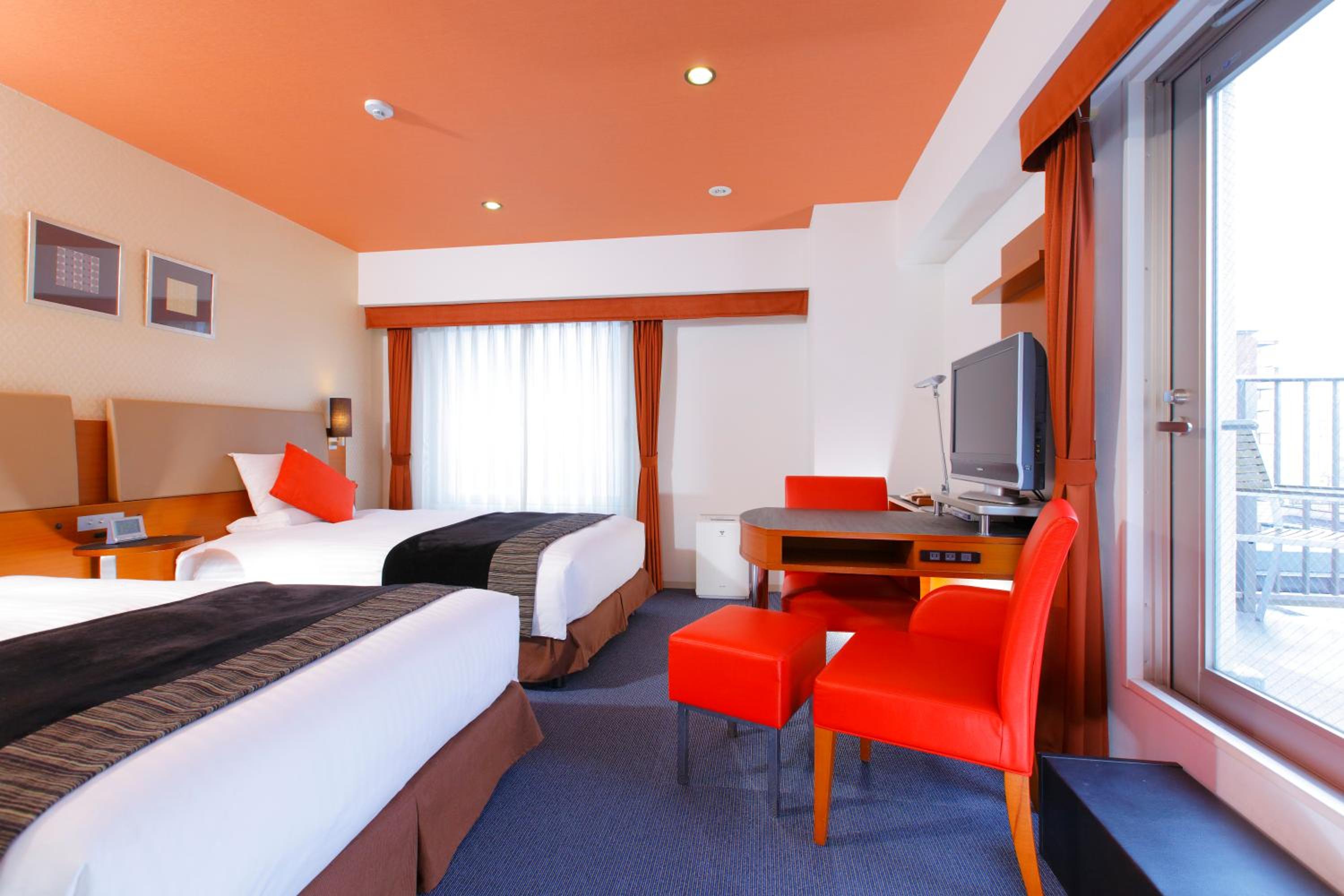 Superior Corner Twin Room With Balcony - Non-Smoking