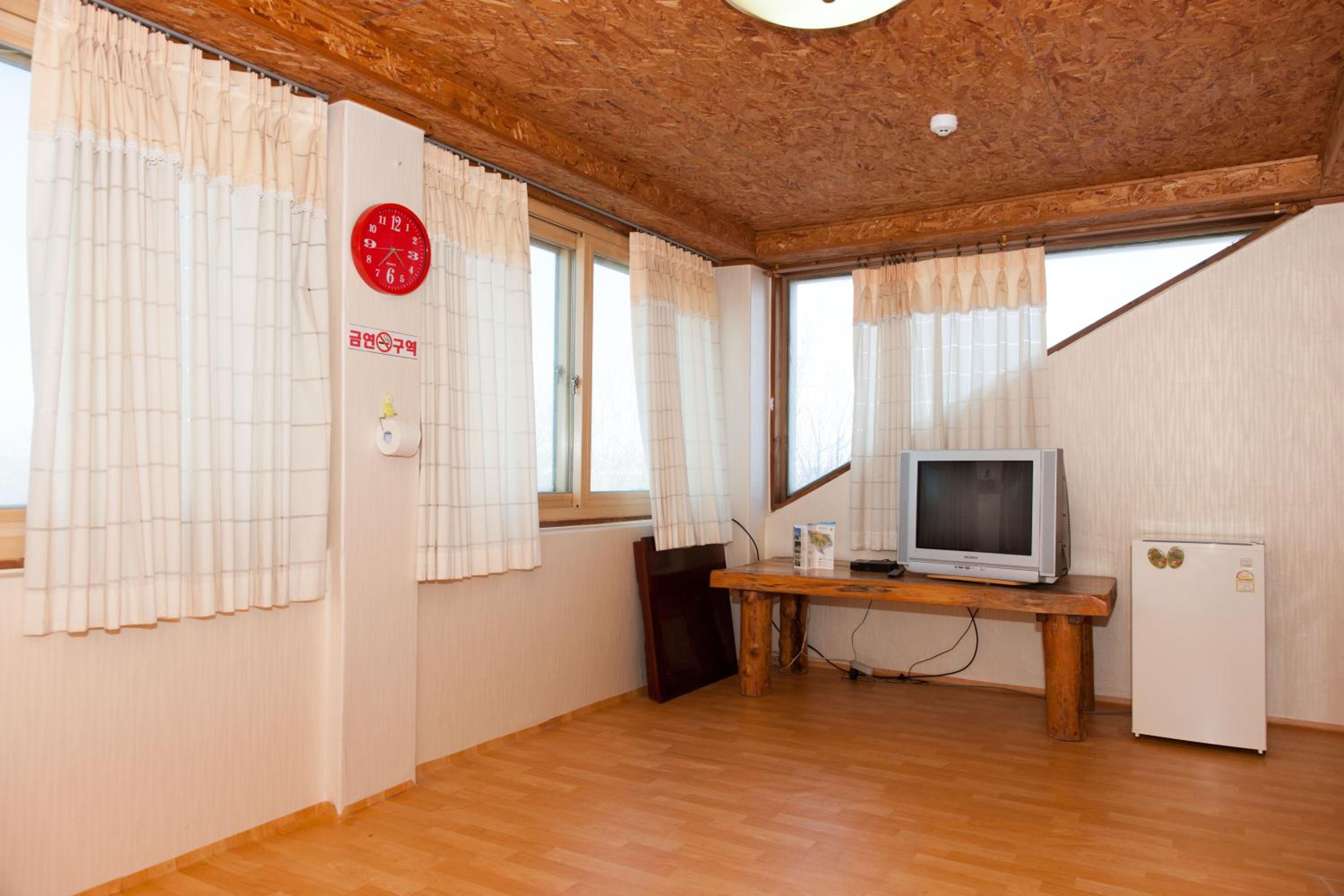 Standard Studio - Photo 3