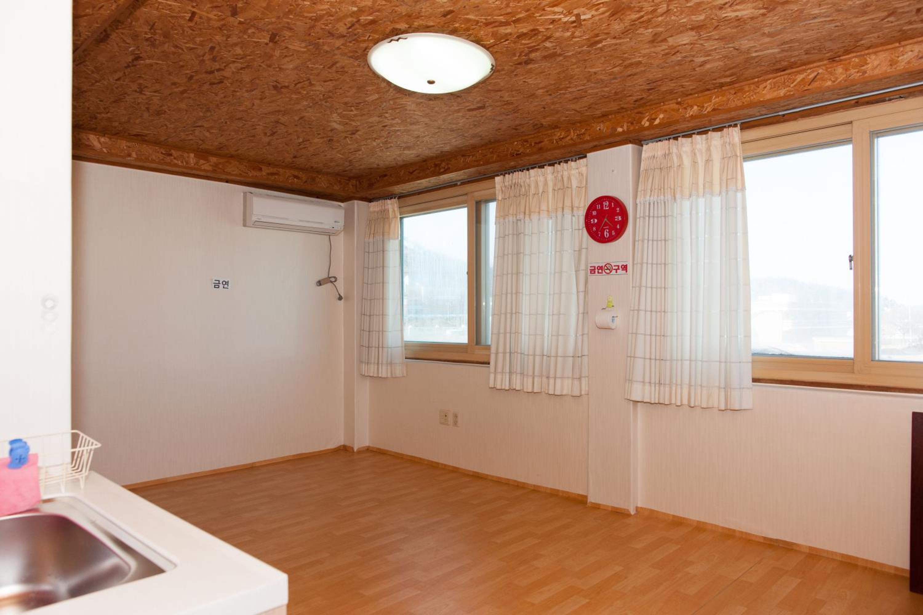 Standard Studio - Photo 6