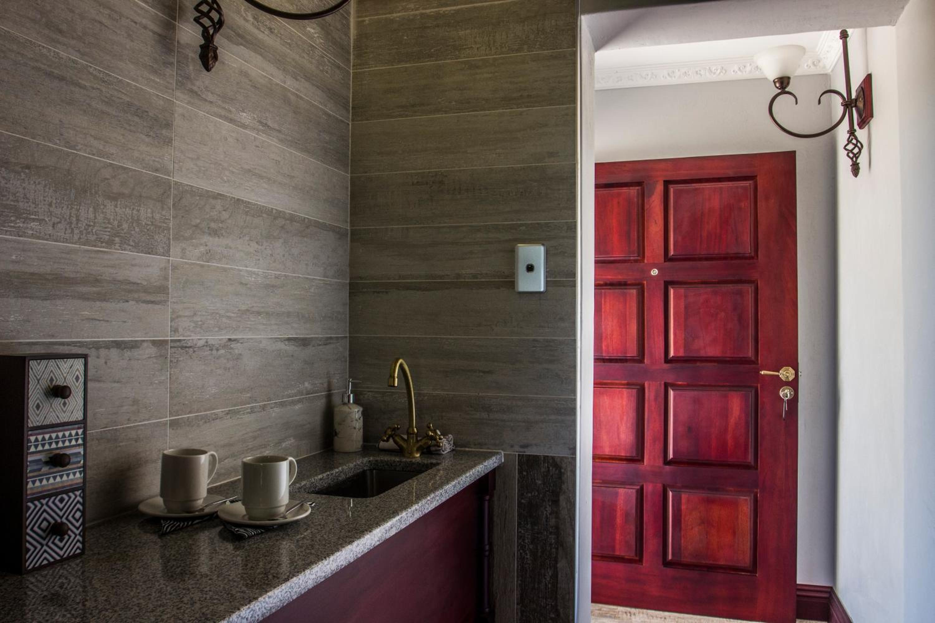 Executive Suite - Photo 6